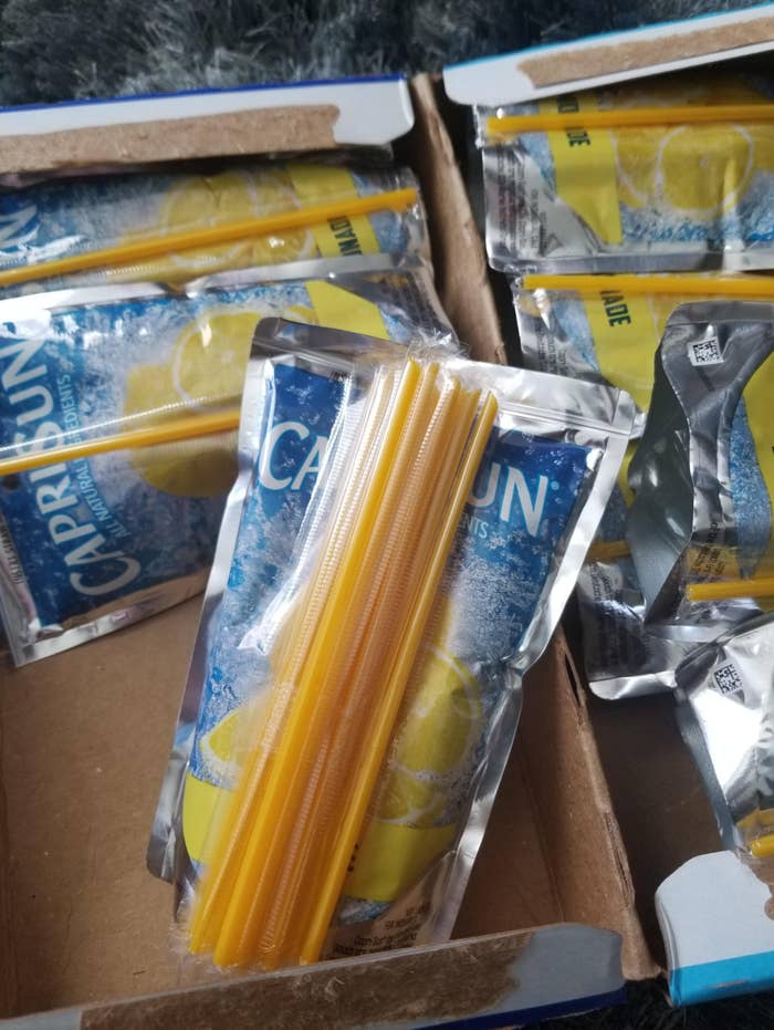 Kantong Capri Sun dengan 15 sedotan terpasang