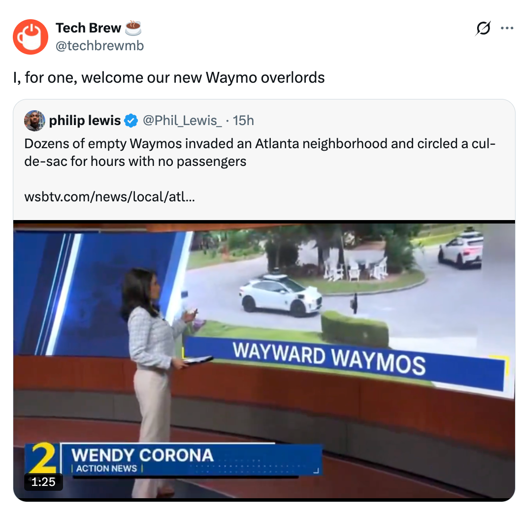 Nyhetsanker som diskuterer tomme Waymo-kjøretøyer som sirkler rundt en blindvei i et nabolag i Atlanta, som vist på kringkastingsbildet