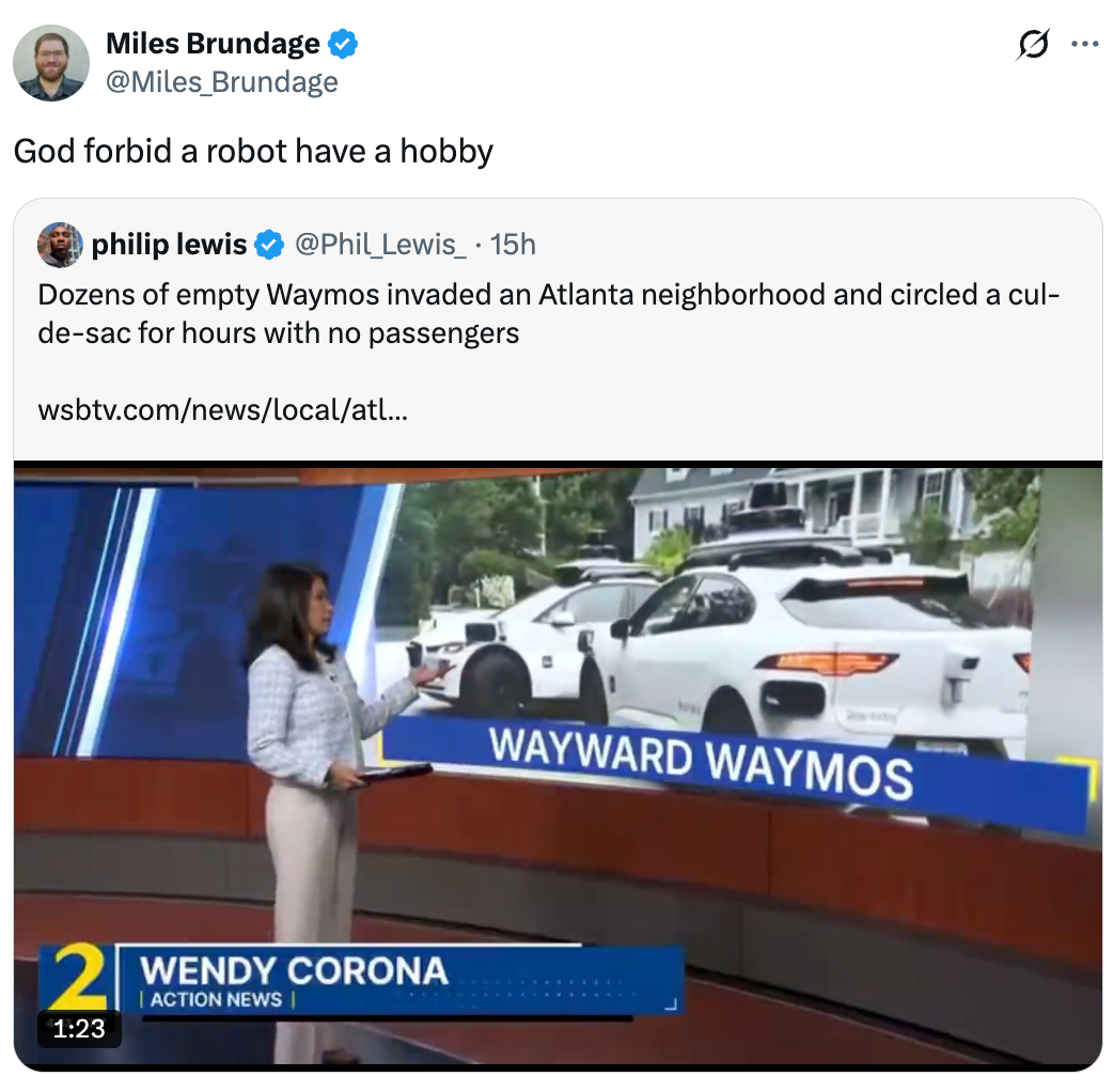 Nyhetsrapport viser tomme Waymo-biler i blindveien i Atlanta; reporter Wendy Corona diskuterer den uvanlige scenen med opptak som vises bak henne