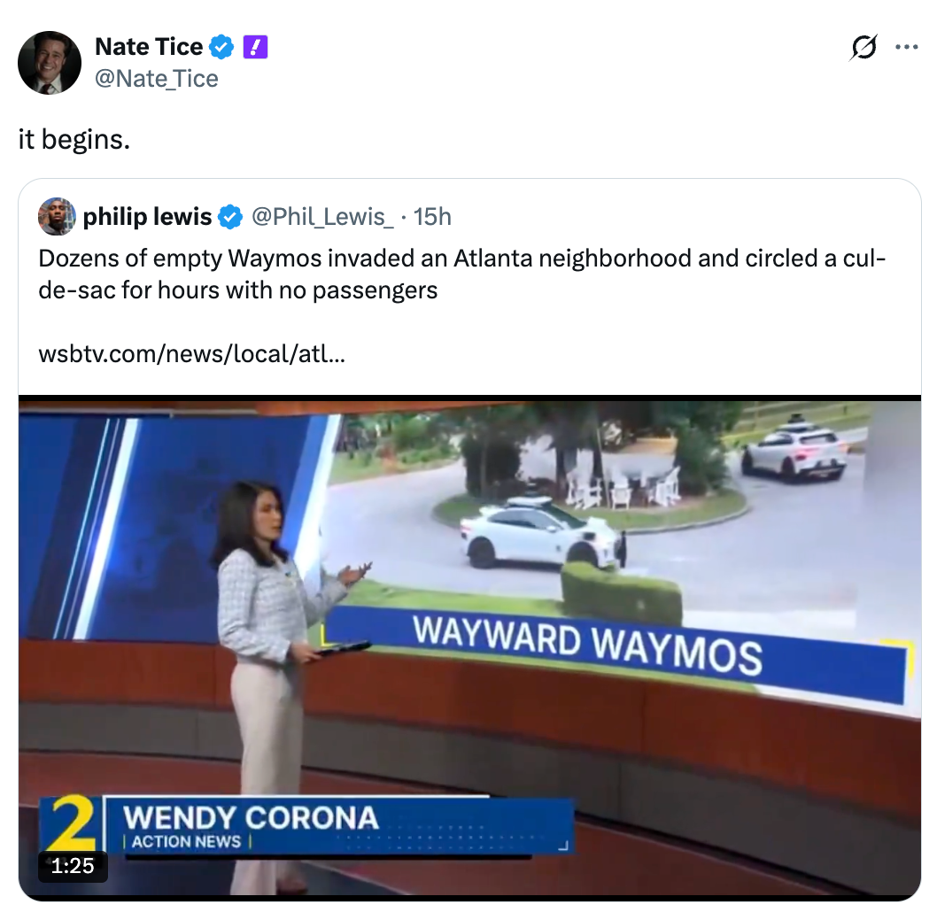 Nyhetsskjermbilde viser en reporter som diskuterer tomme autonome Waymo-biler som kjører i sirkler i et nabolag i Atlanta