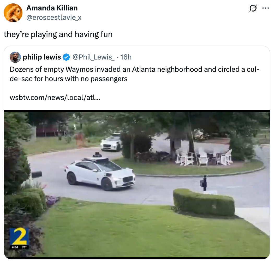 Tweet viser en video av førerløse biler som sirkler rundt en blindvei i Atlanta, delt av en bruker