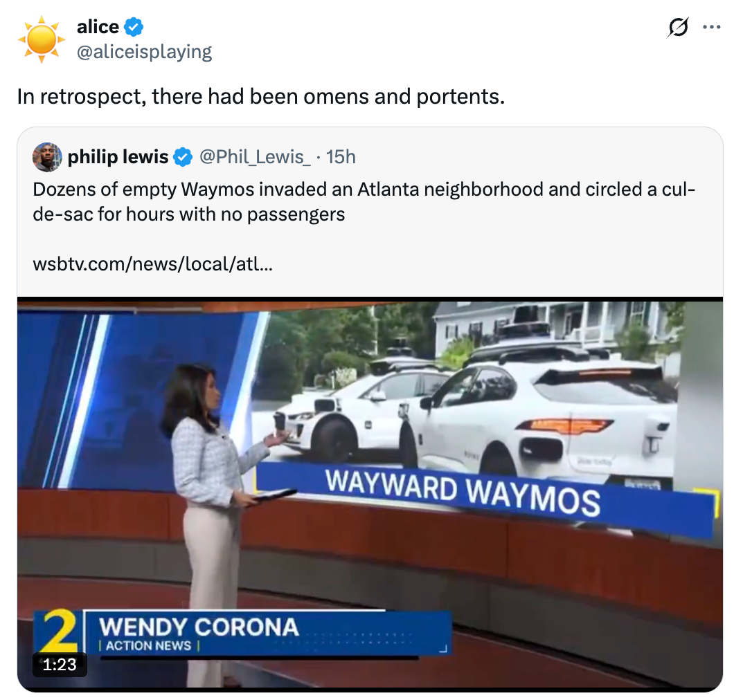 Nyhetsskjermbilde av tomme Waymo-biler i Atlanta som sirkler rundt en blindvei gjentatte ganger, med en reporter som diskuterer hendelsen på skjermen