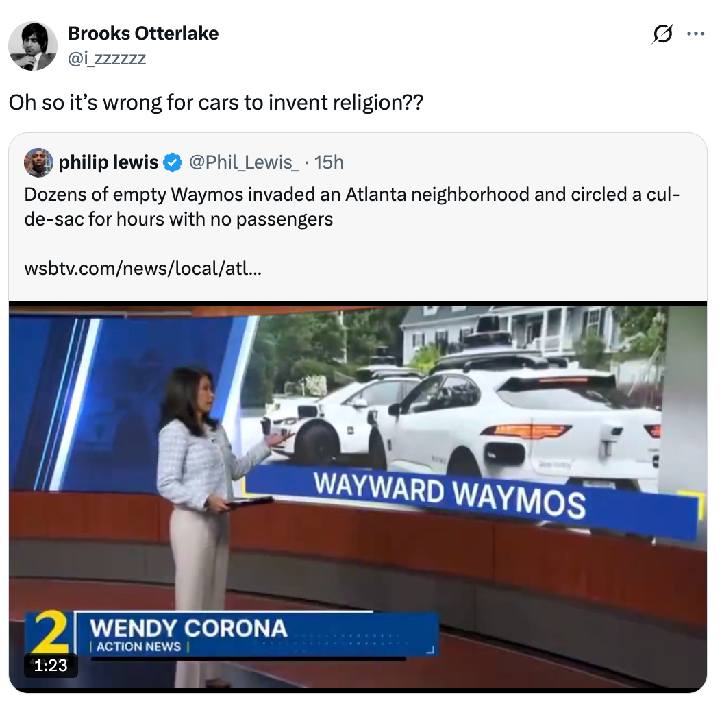 Et nyhetsklipp viser en reporter som forklarer en historie om førerløse Waymo-biler som sirkler rundt et nabolag, med en tweet som humoristisk stiller spørsmål ved denne oppførselen