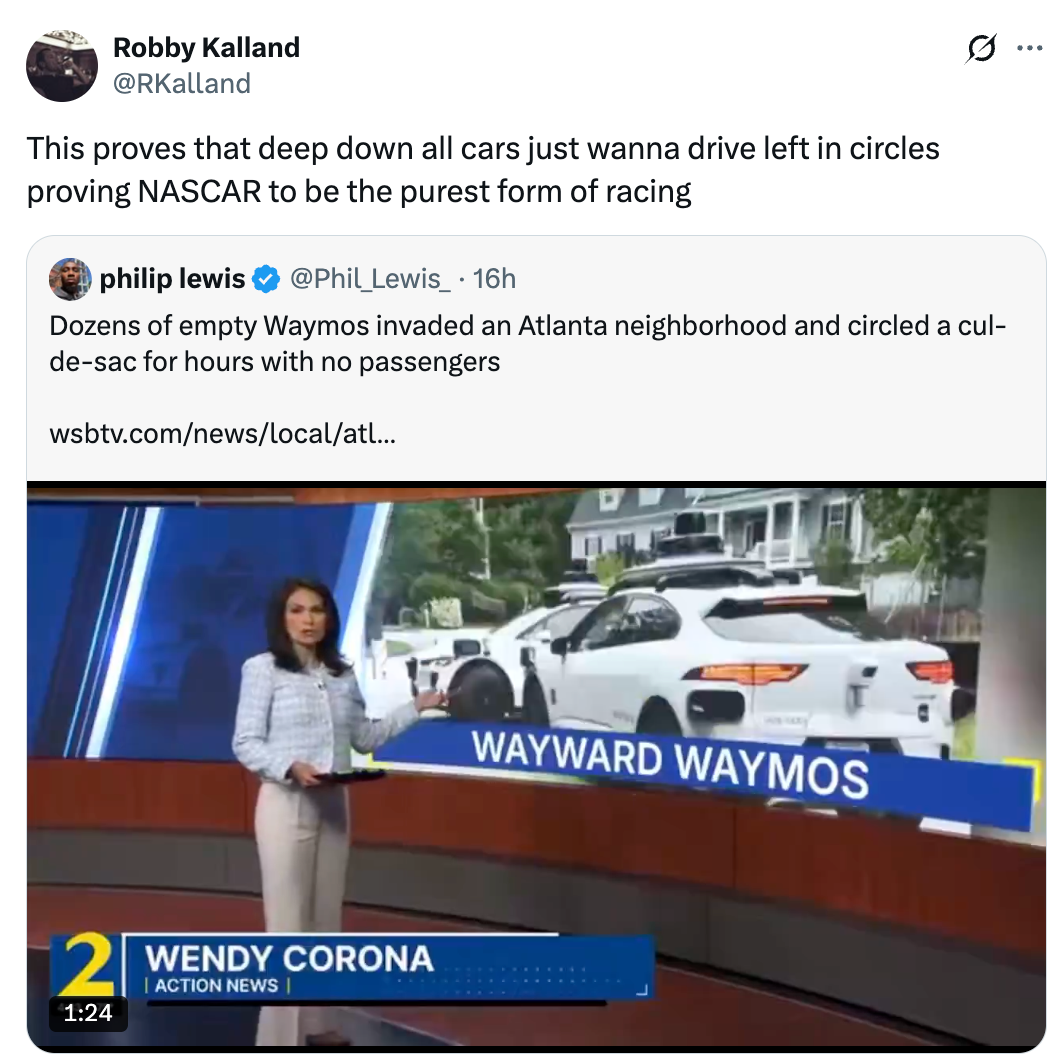 Newscaster rapporterer om førerløse Waymo-biler som sirkler i et nabolag i Atlanta