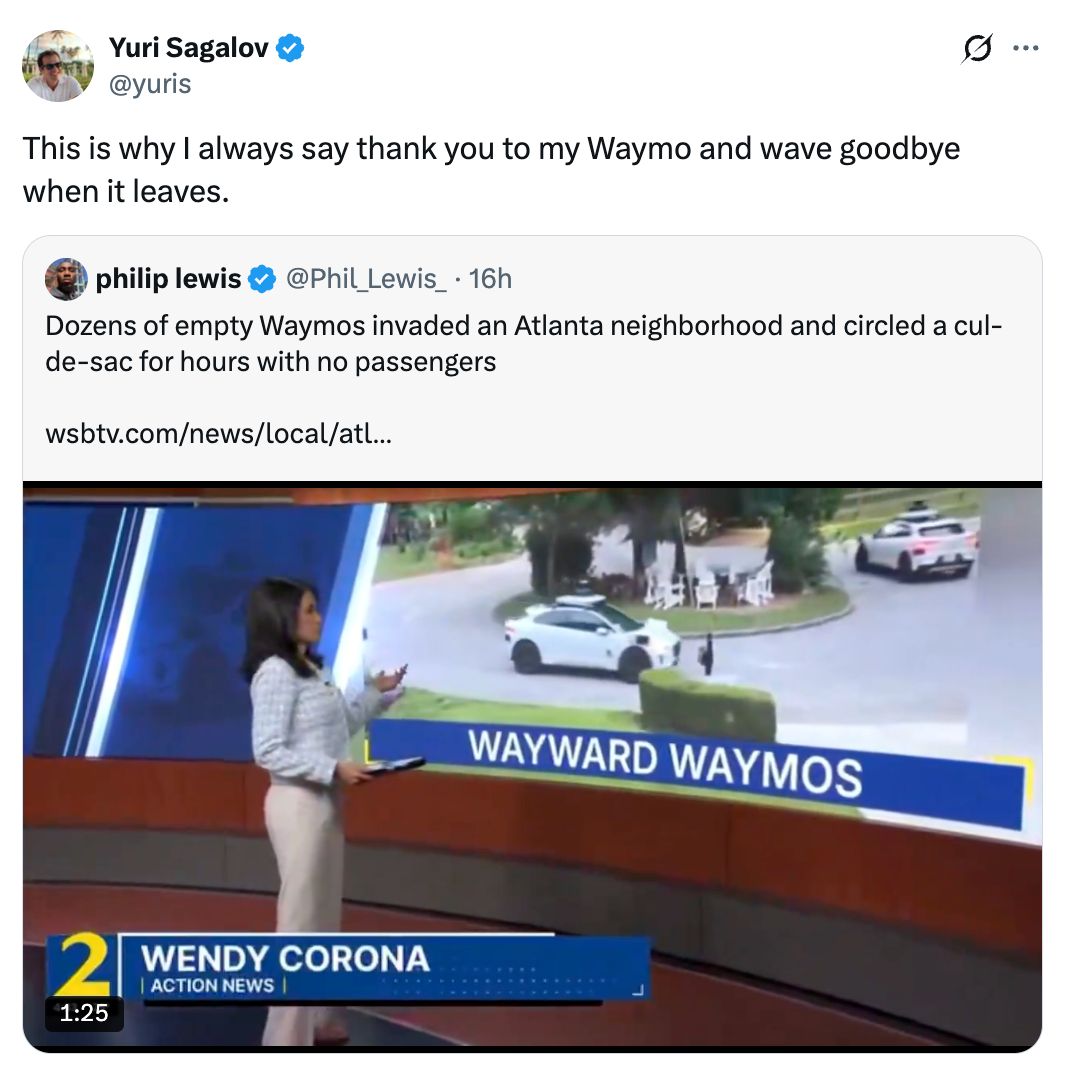 Nyhetssegmentet viser en reporter som dekker en historie om tomme Waymo-biler i et nabolag i Atlanta. En skjerm viser en blindvei med Waymo-kjøretøyer