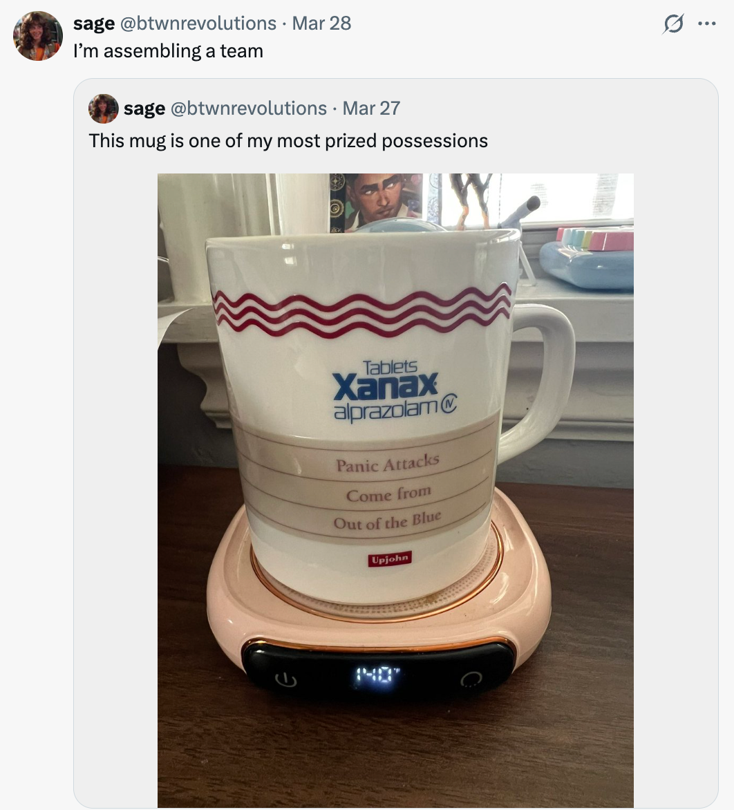Stort krus designet som Xanax-emballasje på en varmere med humoristisk tekst