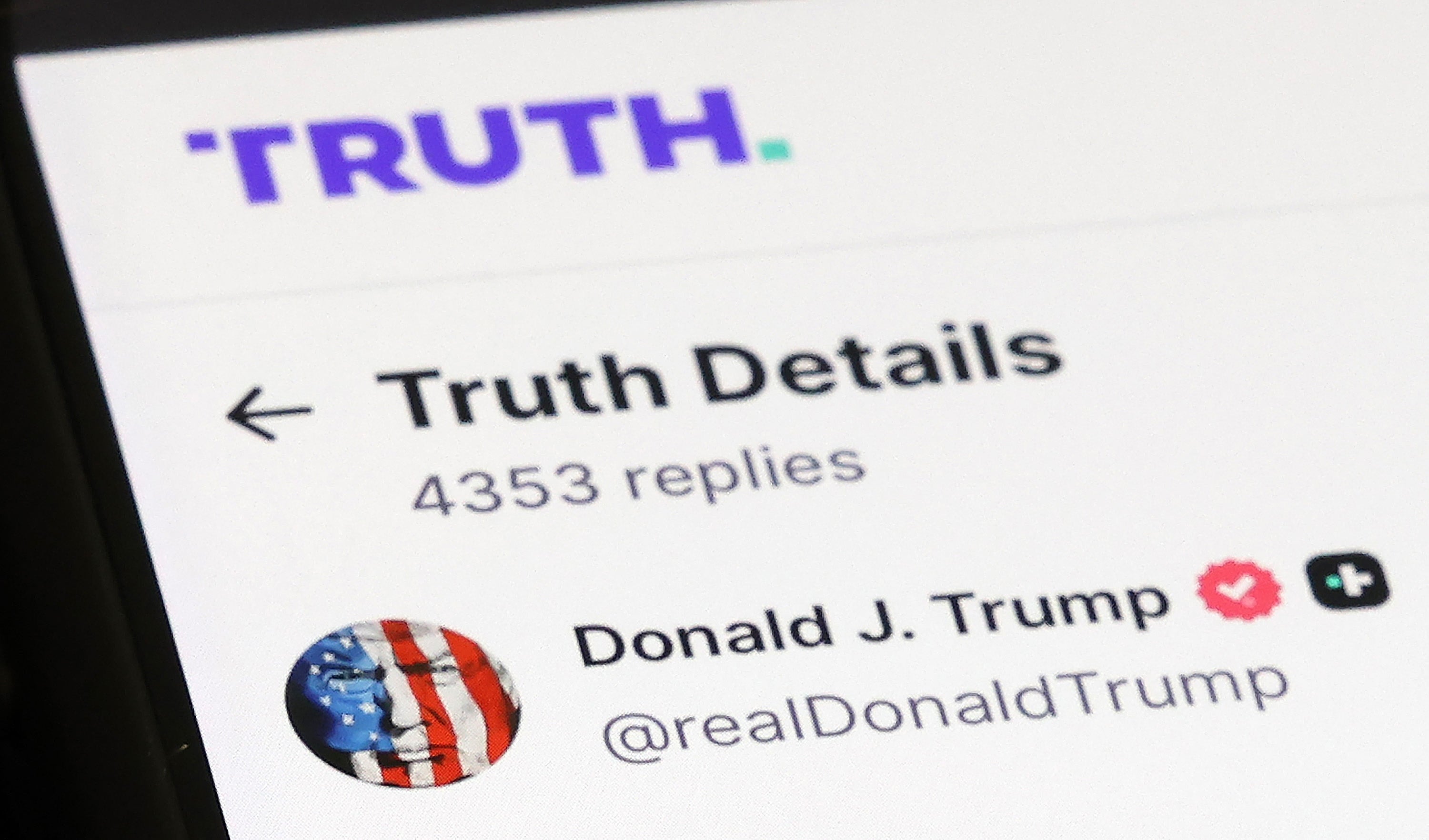 Sosiale medier-innlegg av Donald Trump med 4353 svar vist