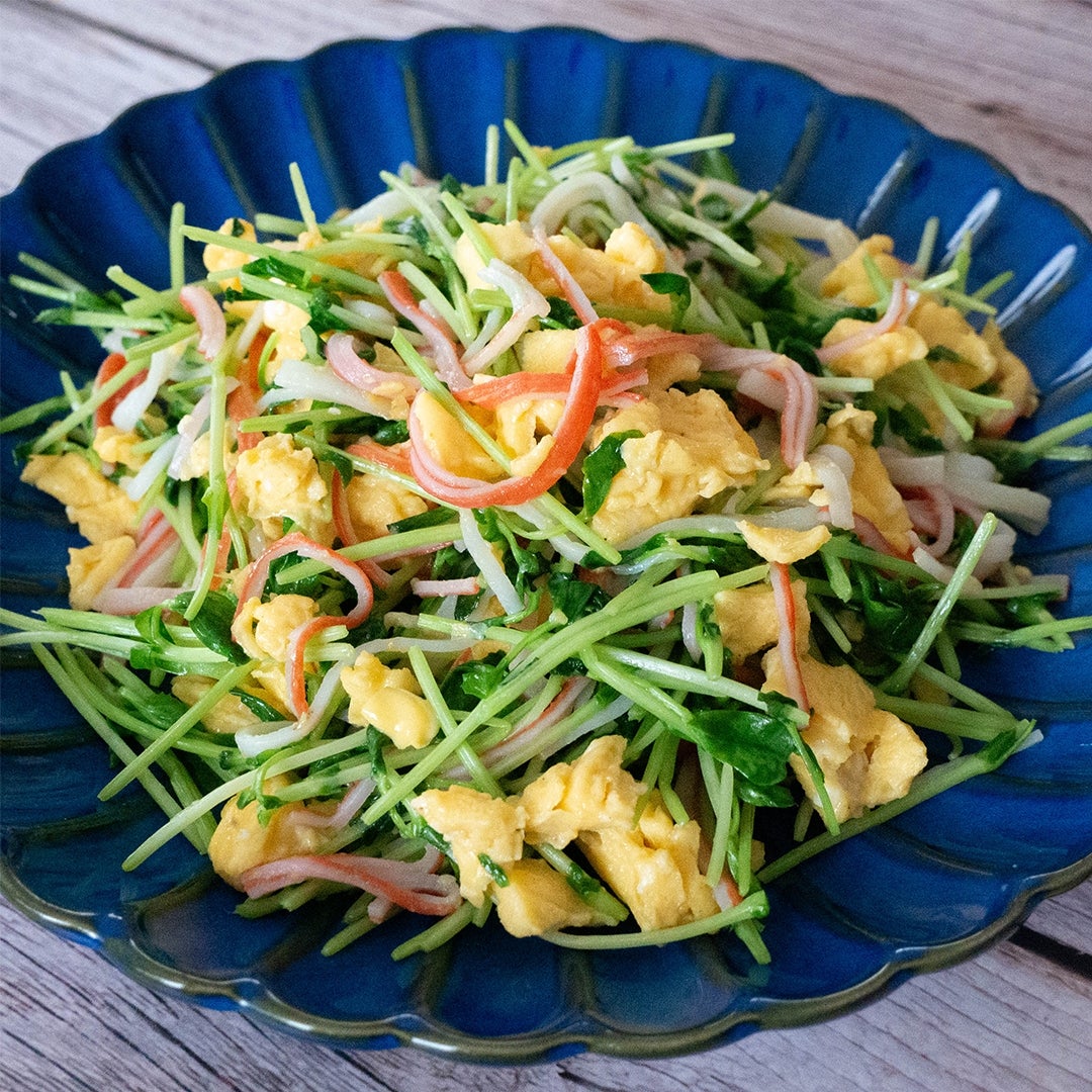 卵、カニカマ、野菜が盛り付けられたサラダ。