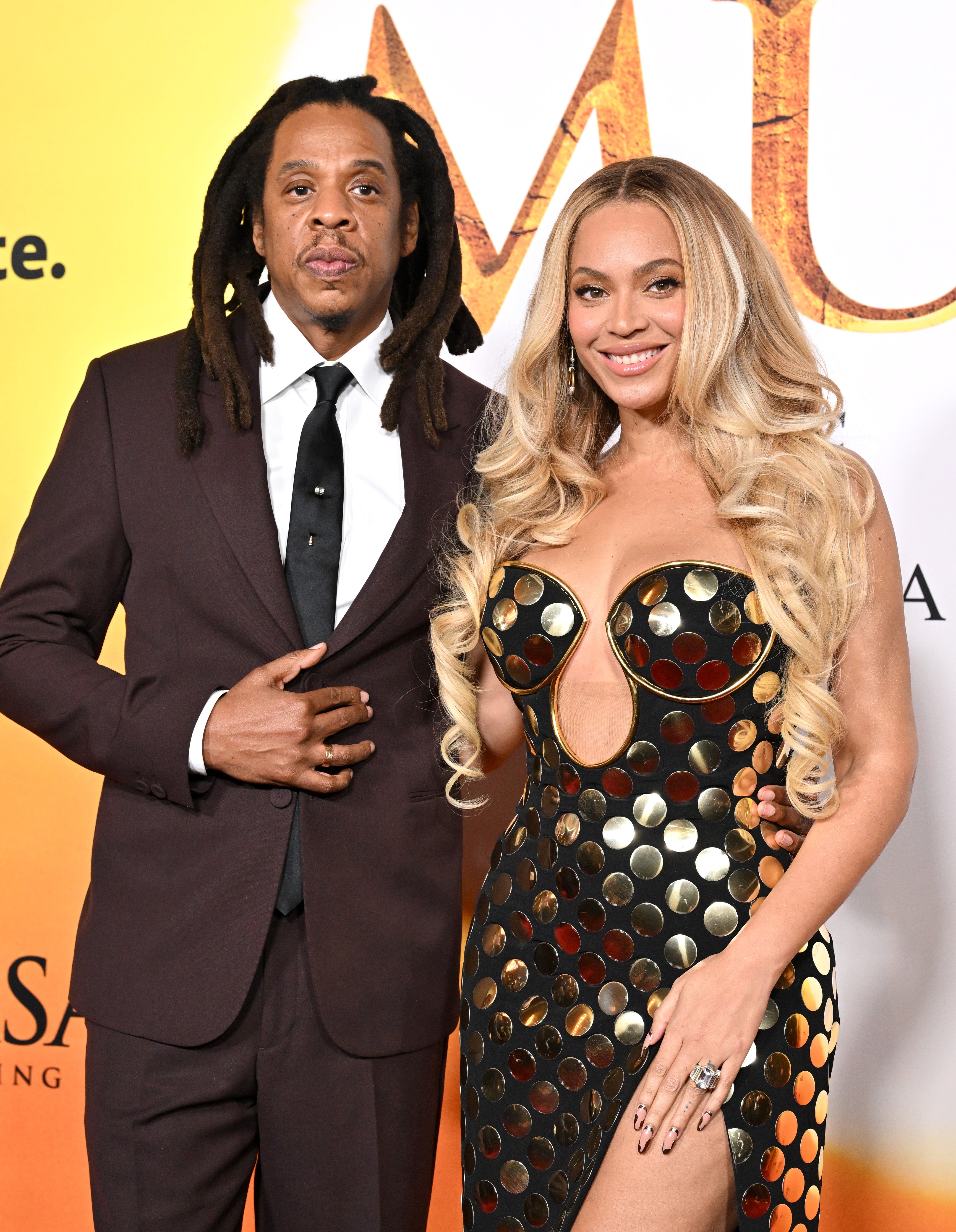 Jay-Z and Beyoncé connected  the reddish  carpet