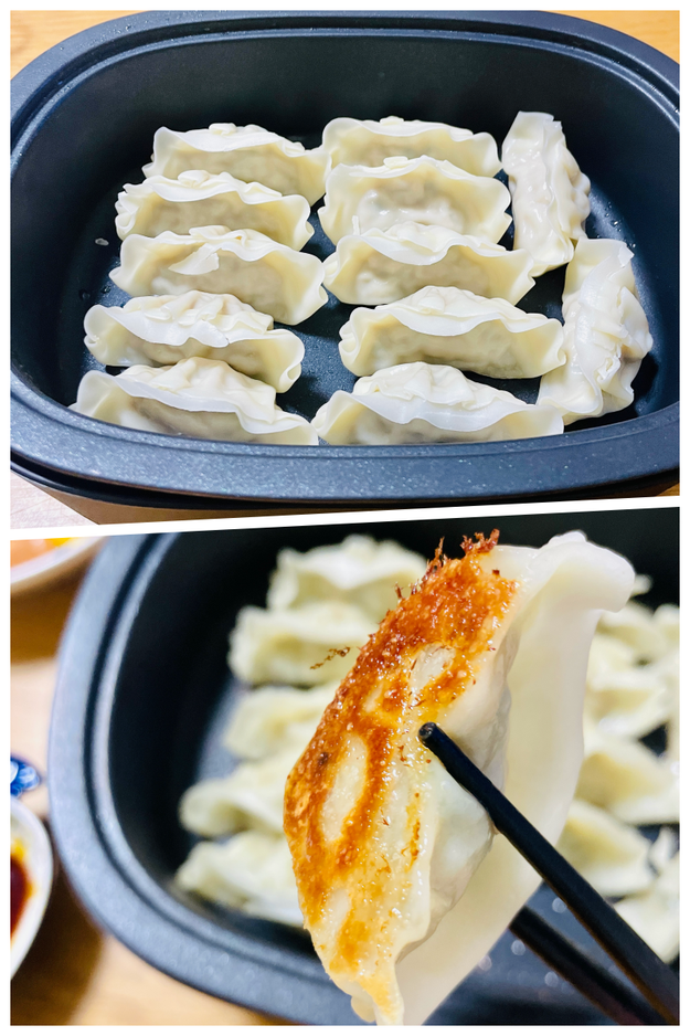 無印良品「深型ホットプレート 黒」で焼かれた餃子が並んでいる。1個を箸で持ち上げたクローズアップはおいしそうだ。