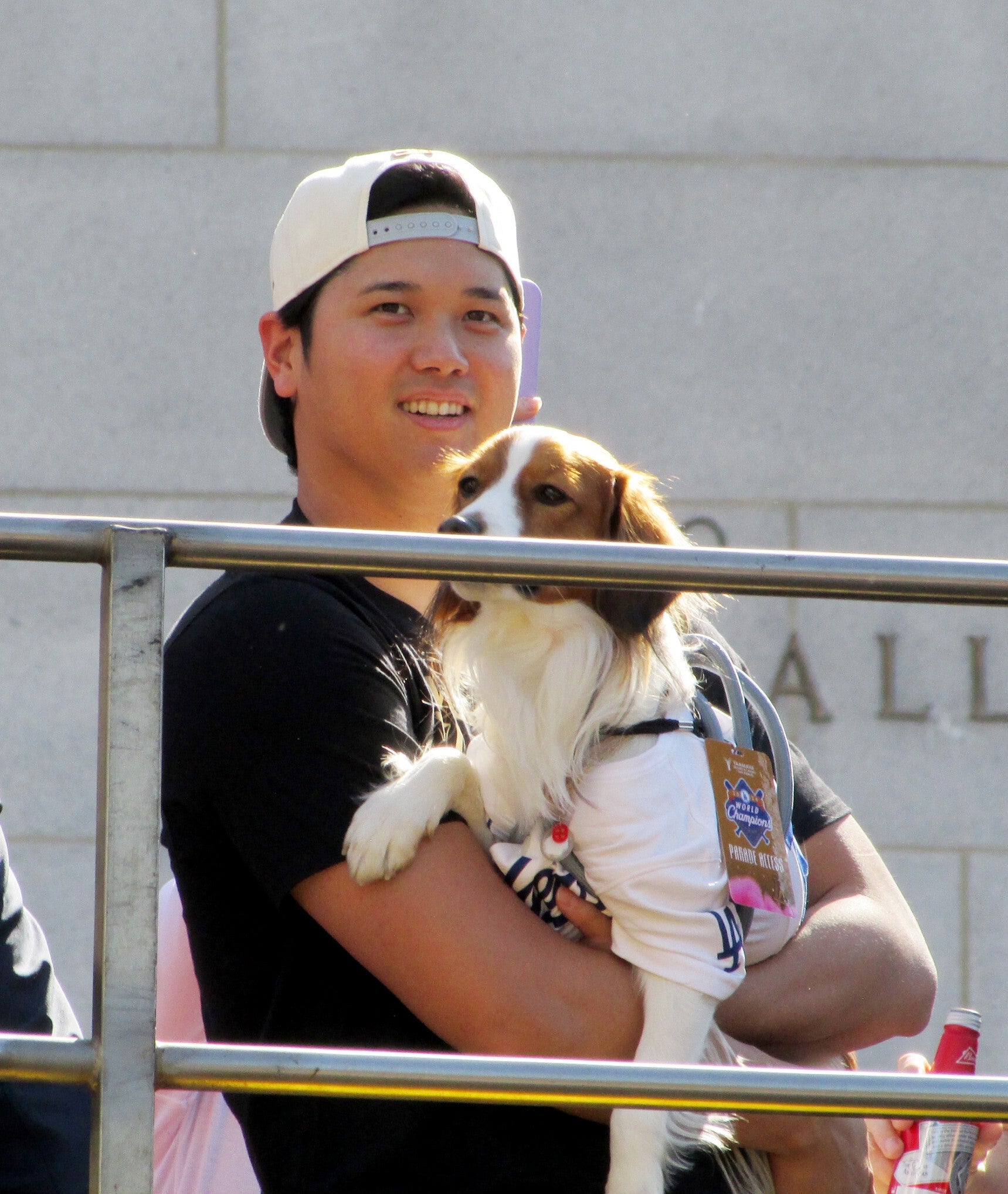 大谷翔平さんと愛犬のデコピン（時事）