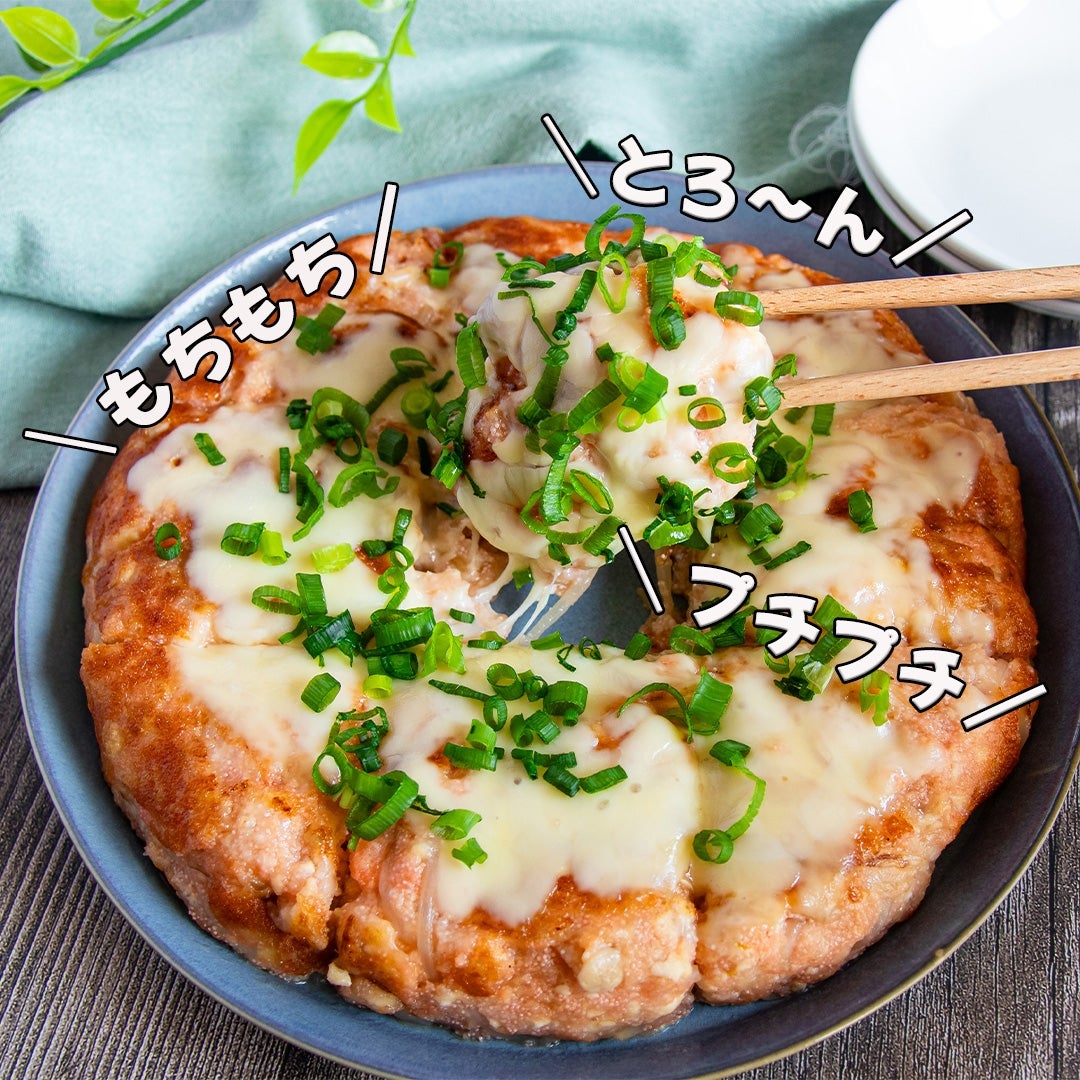もちもちの生地にチーズがとろけるチジミ。小ねぎがトッピングされている。