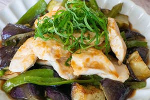 なすとピーマンの香味だれ蒸し鶏の料理。千切り大葉がのっている。