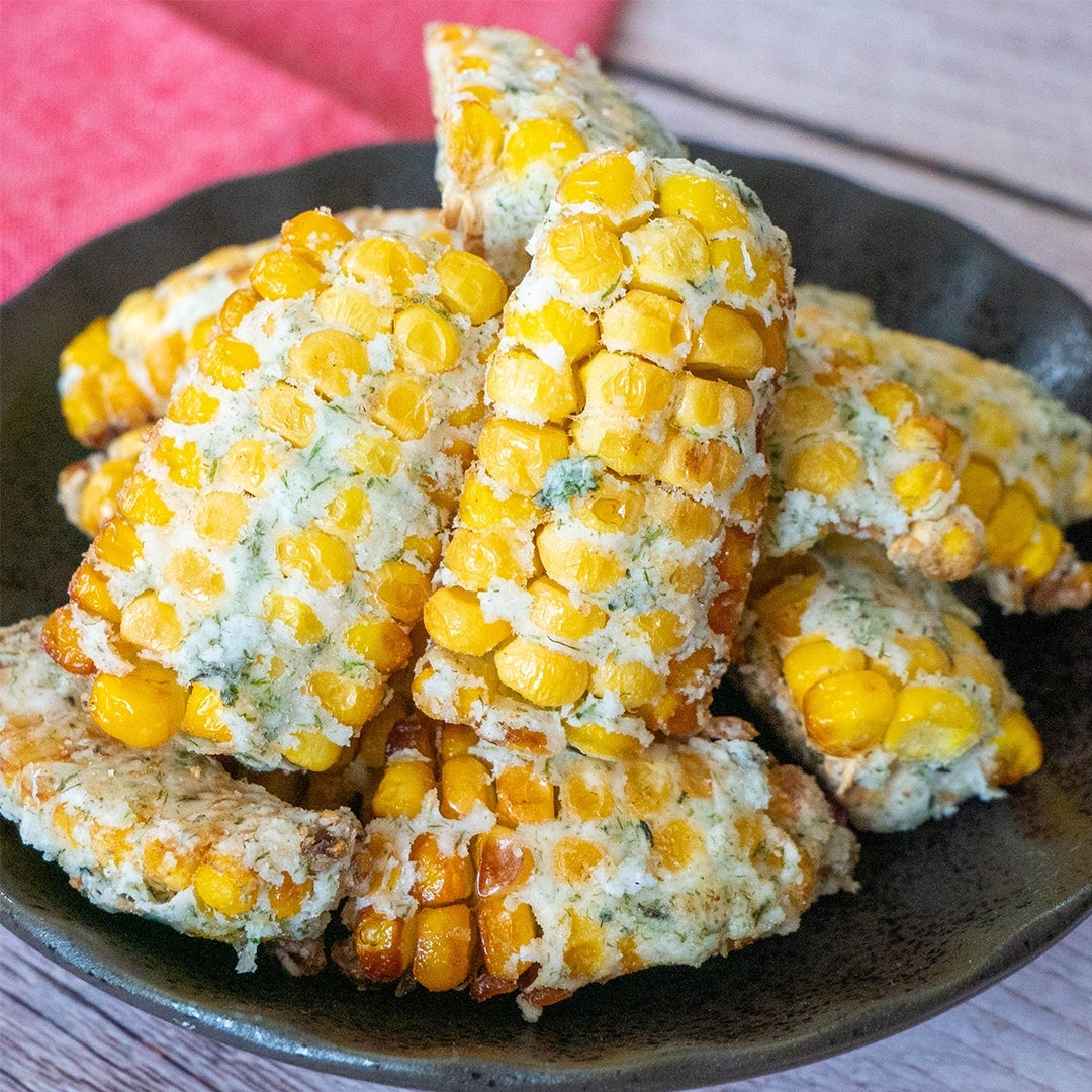 皿に盛られたとうもろこしの青のり唐揚げ。