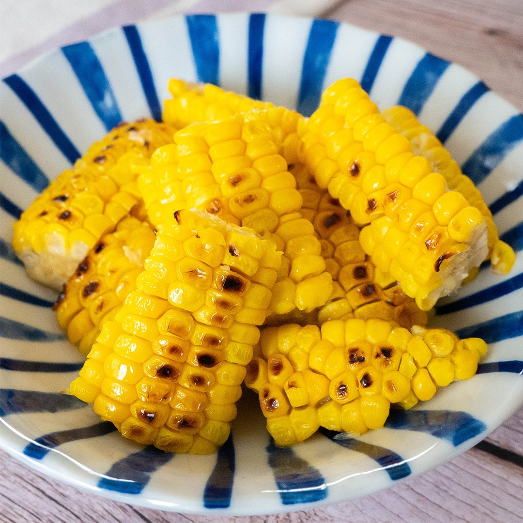 とうもろこしの白だしバター浸しが皿に盛られています。