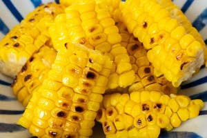 とうもろこしの白だしバター浸しが皿に盛られています。