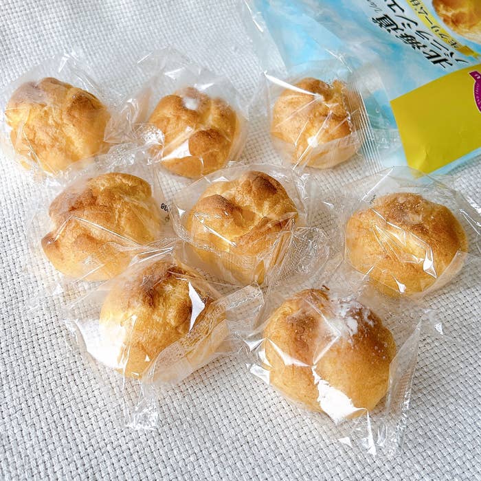 イオンの「北海道バニラシューアイス」個包装のシューアイスが8個並べられた様子