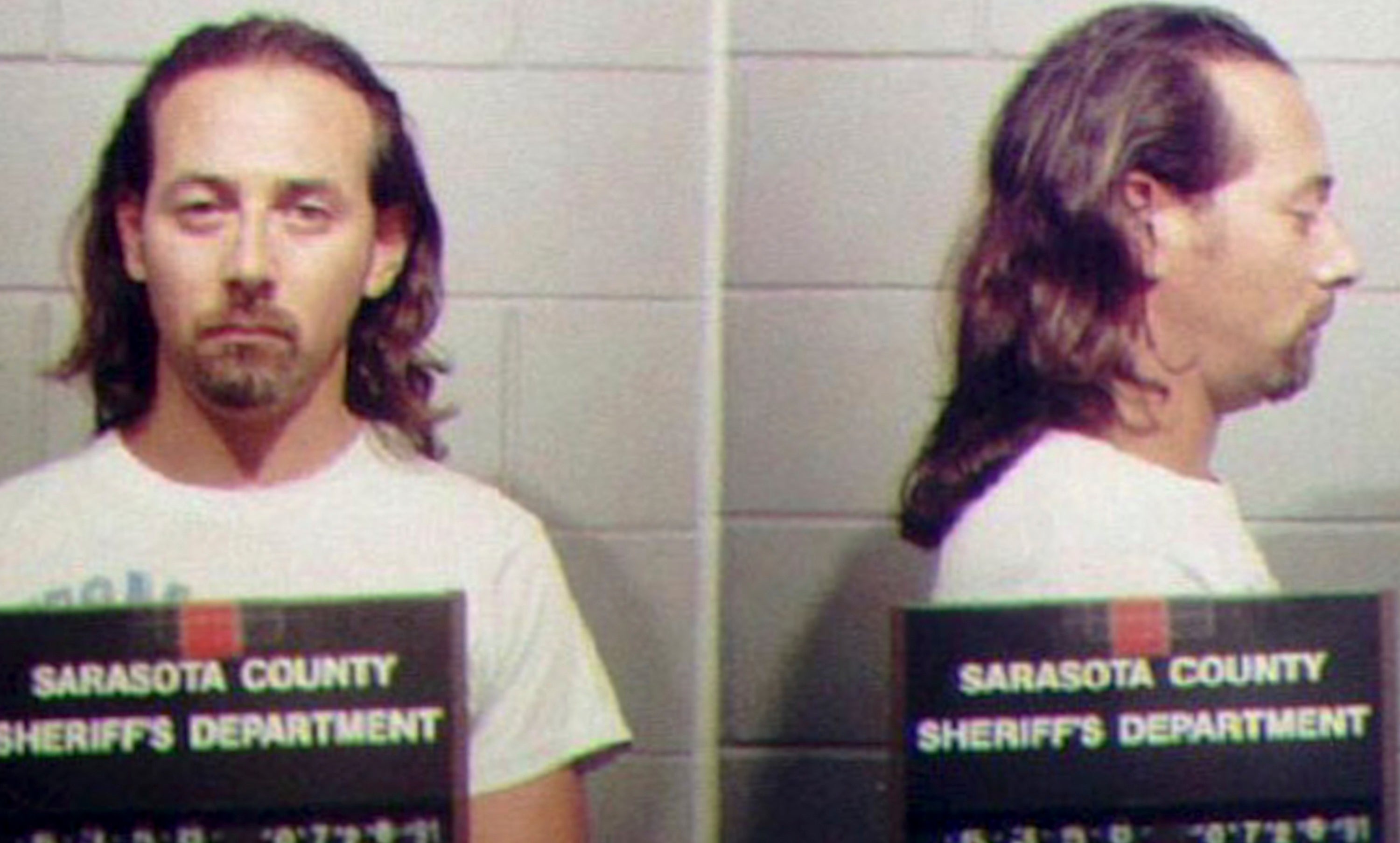 Seseorang dengan rambut sedang dalam foto dari Departemen Sheriff Sarasota County, menghadap ke depan dan ke samping