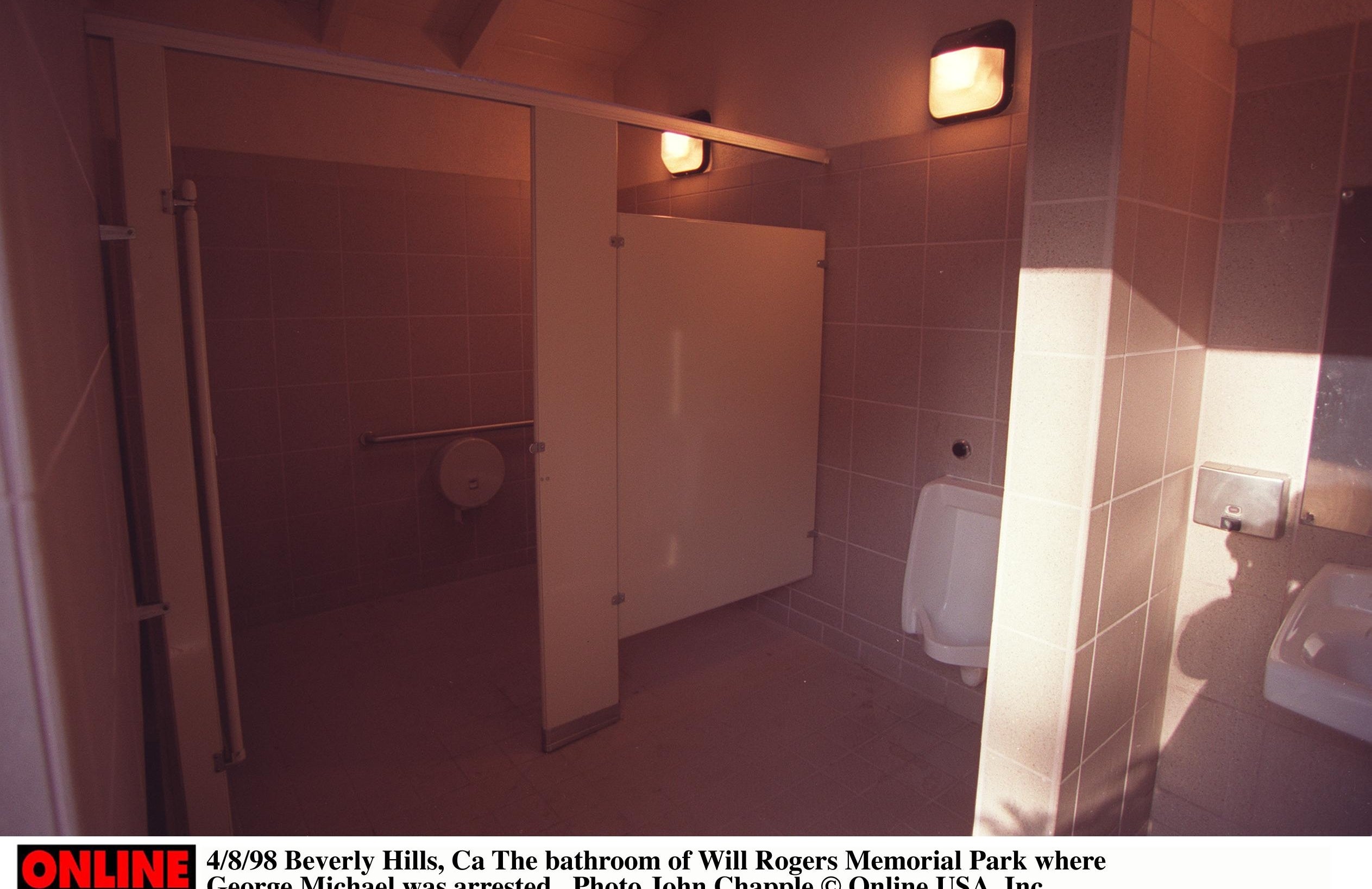 Kamar mandi umum di Will Rogers Memorial Park, Beverly Hills, tempat penangkapan George Michael tahun 1998