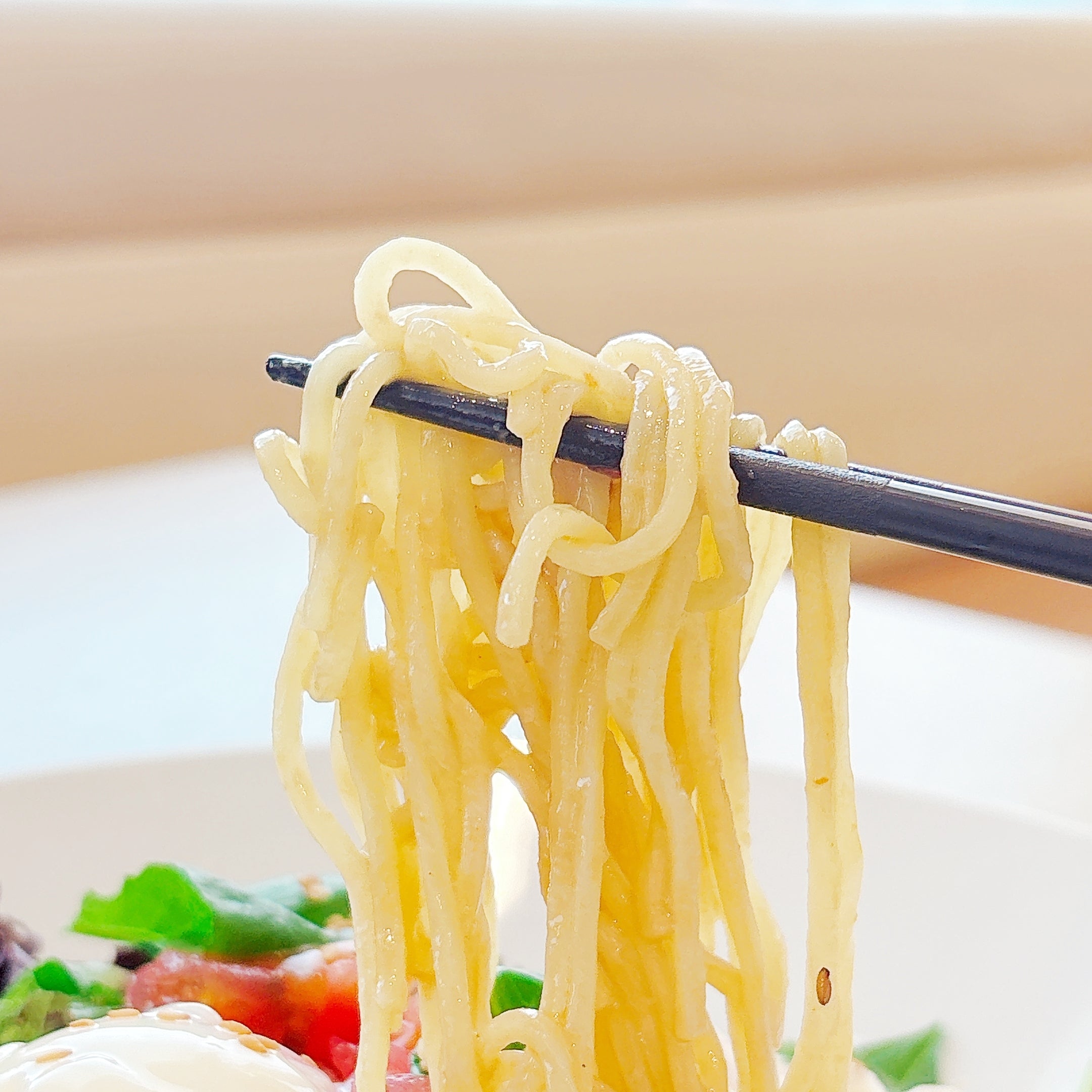 ココスの新作「欲張り冷やし麺」が具材たっぷり！ピリ辛スパイシーで
