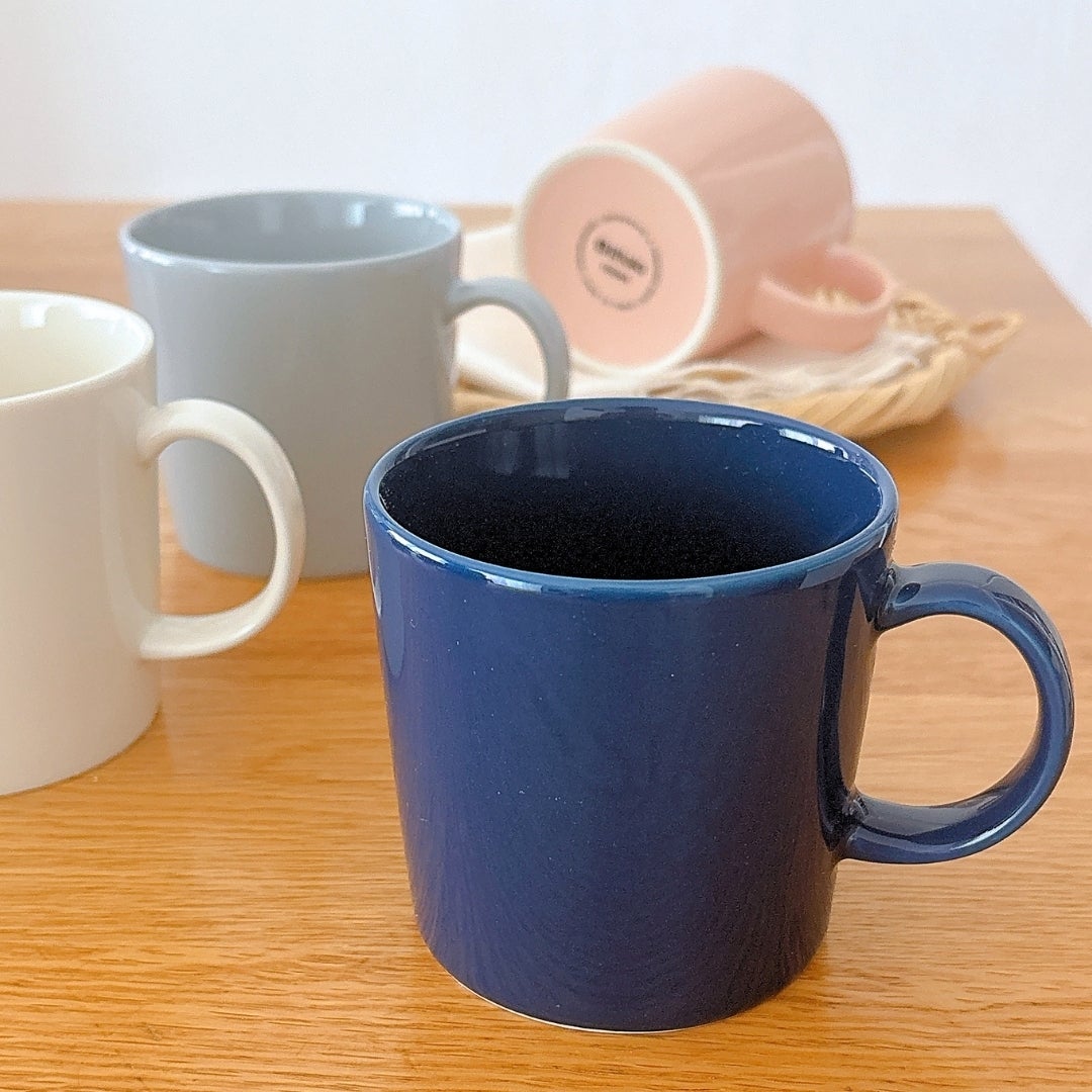 イッタラのマグカップを4つ並べている。
