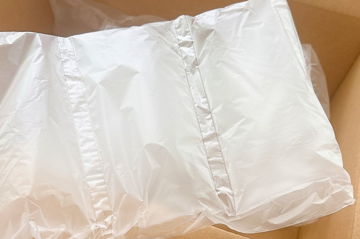 箱の中に入っているエアクッションのパッケージング材。