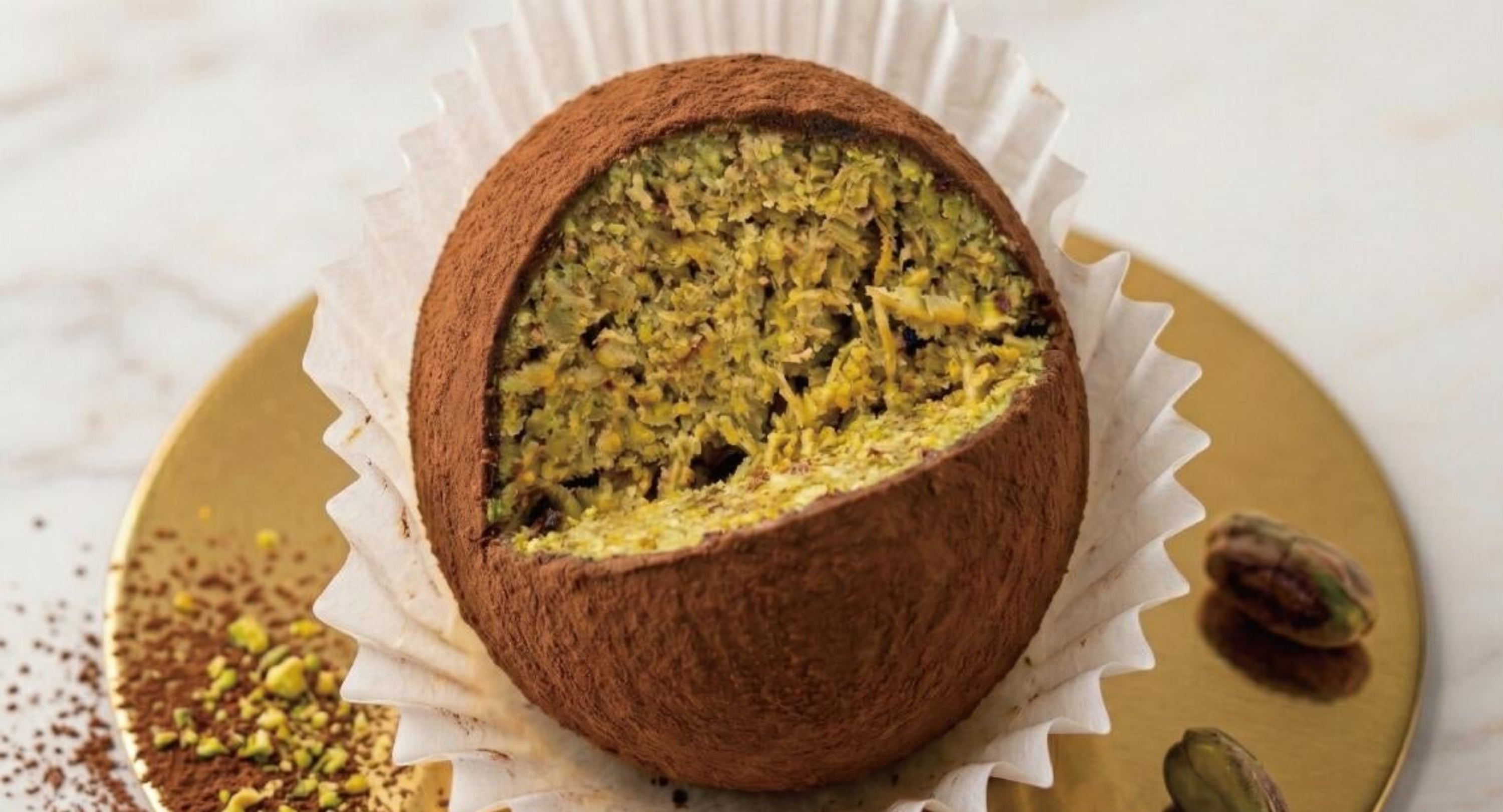 ドバイチョコ餅クッキーが紙カップに盛られている様子