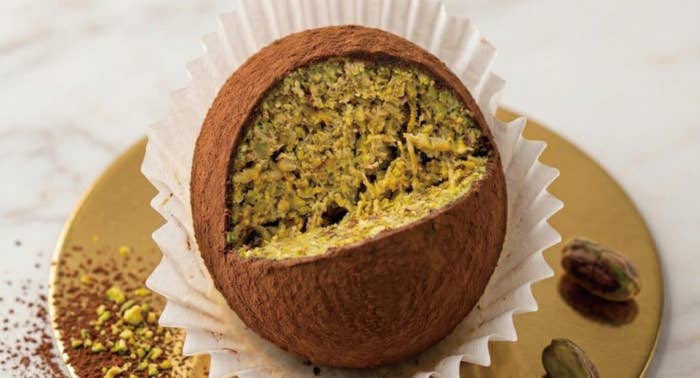 ドバイチョコ餅クッキーが紙カップに盛られている