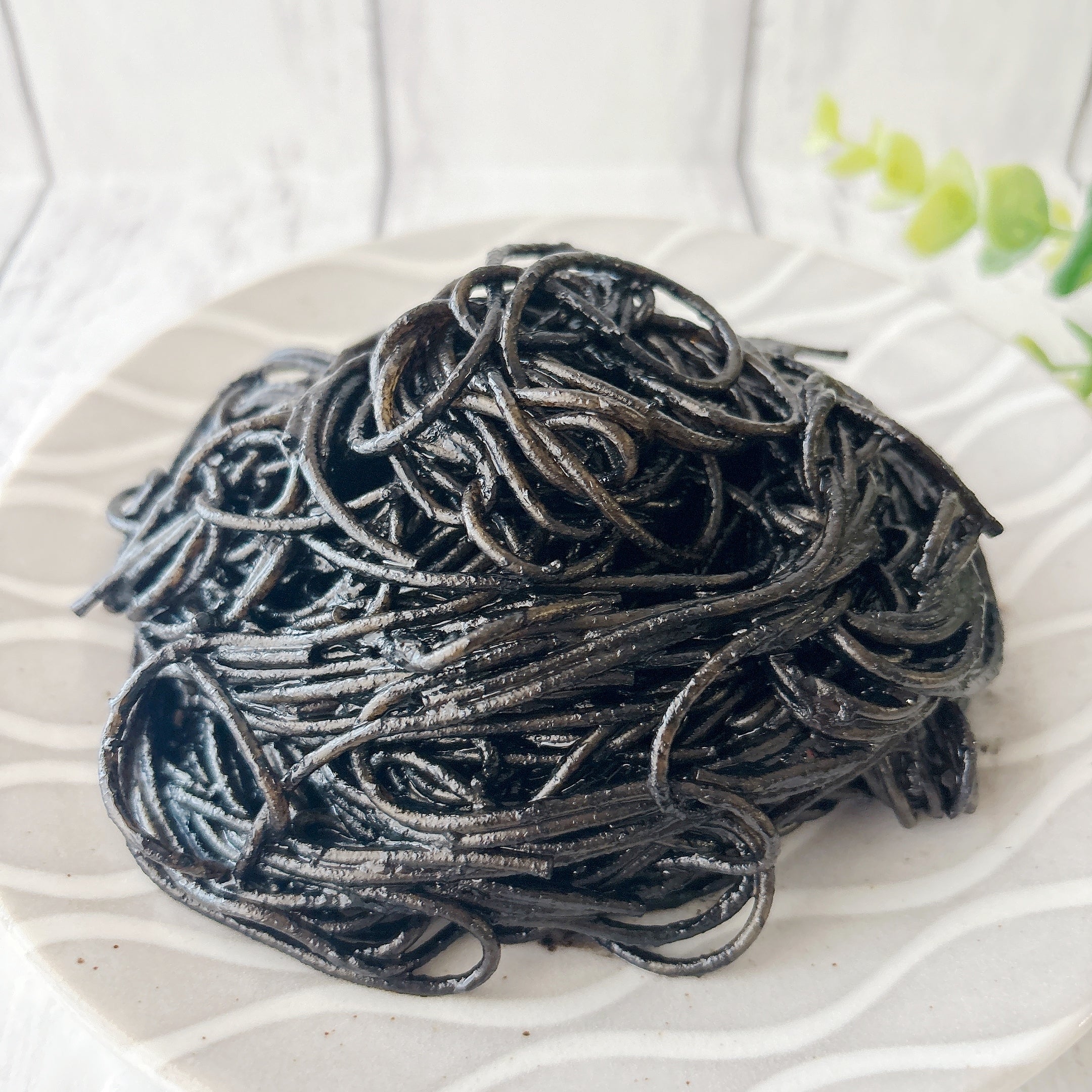 無印良品の「あえるだけのパスタソース いかすみ」皿に盛られたいかすみパスタ。