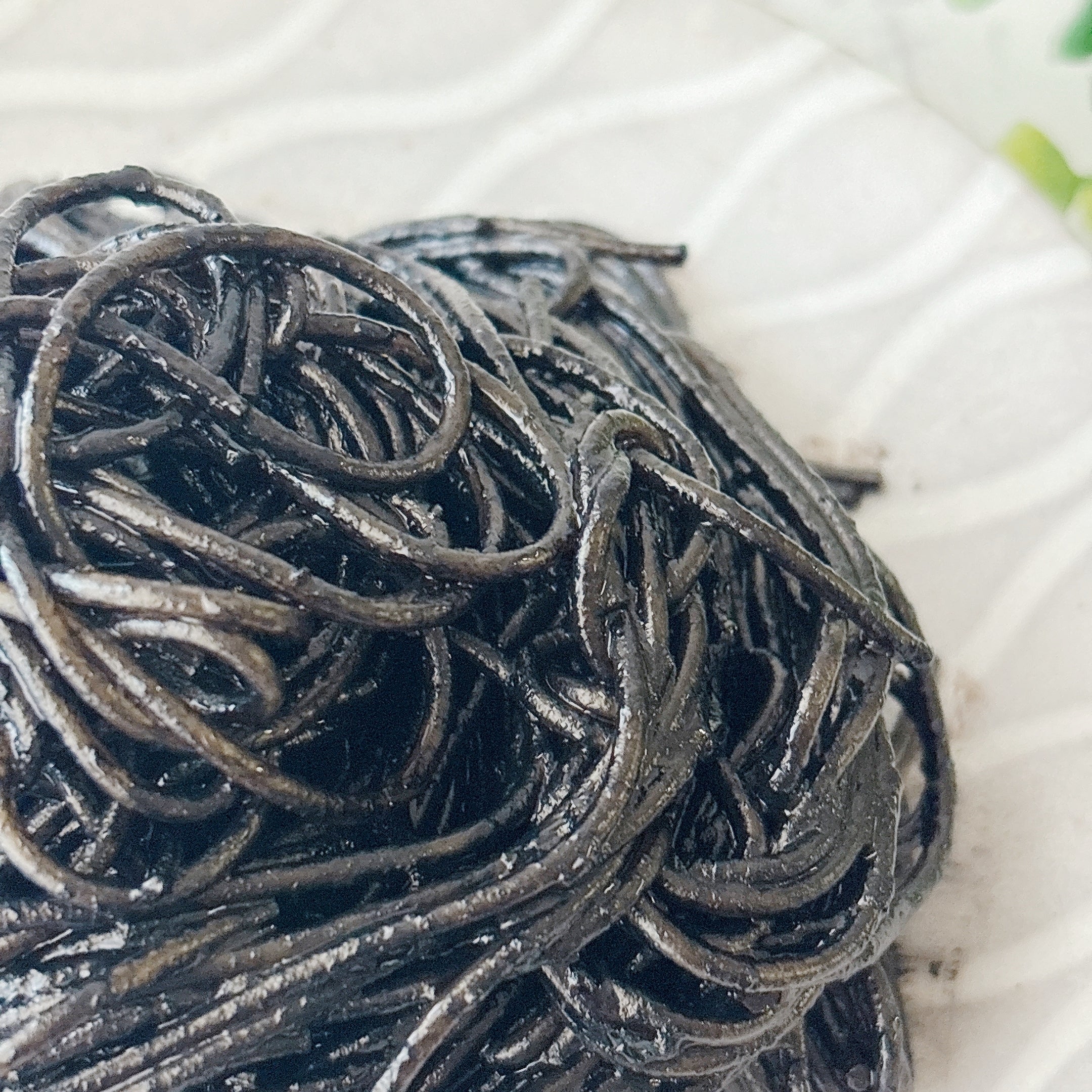 無印良品の「あえるだけのパスタソース いかすみ」皿に盛られたパスタのクローズアップ。