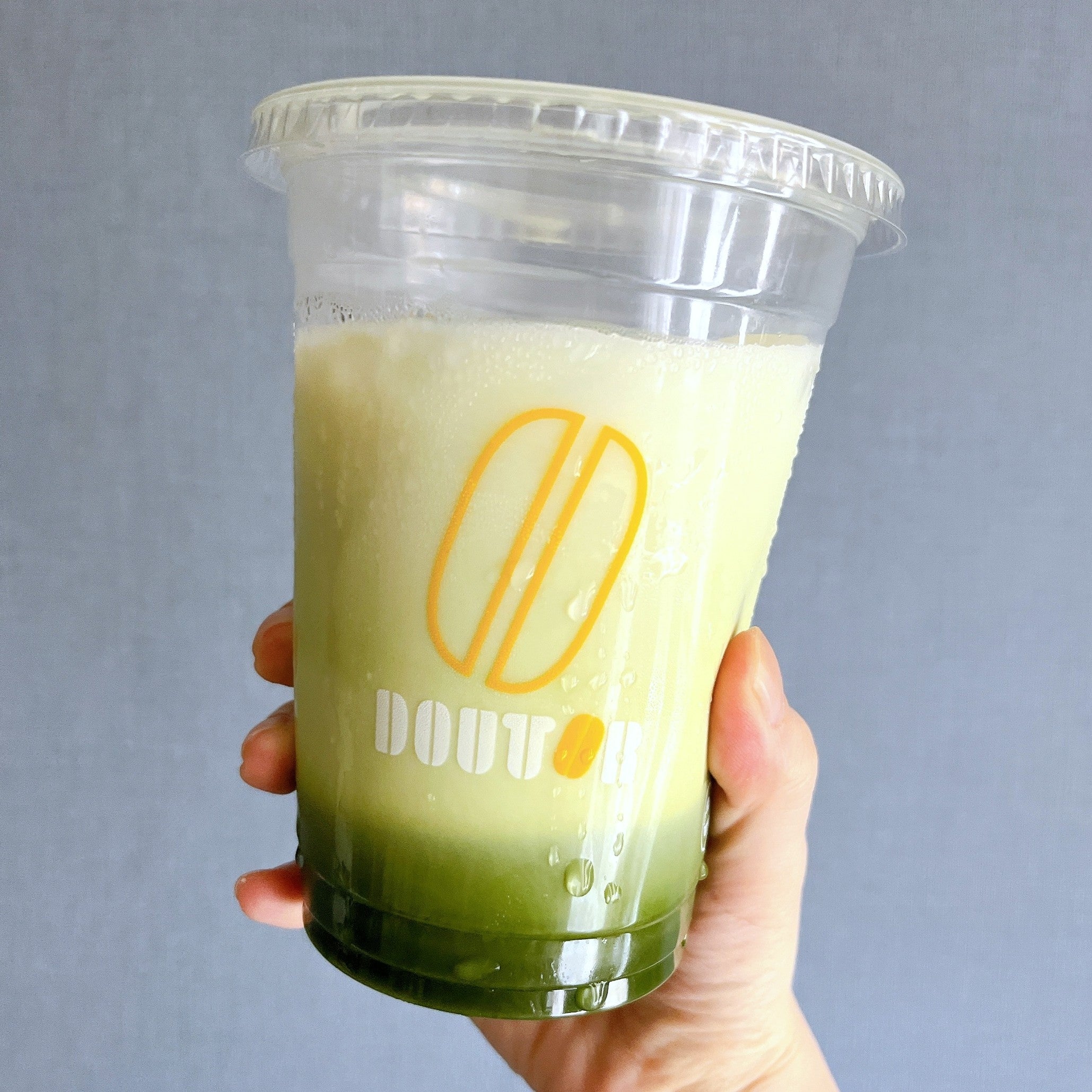 ドトールコーヒーの「モーニング・セットB アボカド＆ツナポテト」ドリンクを持っている様子