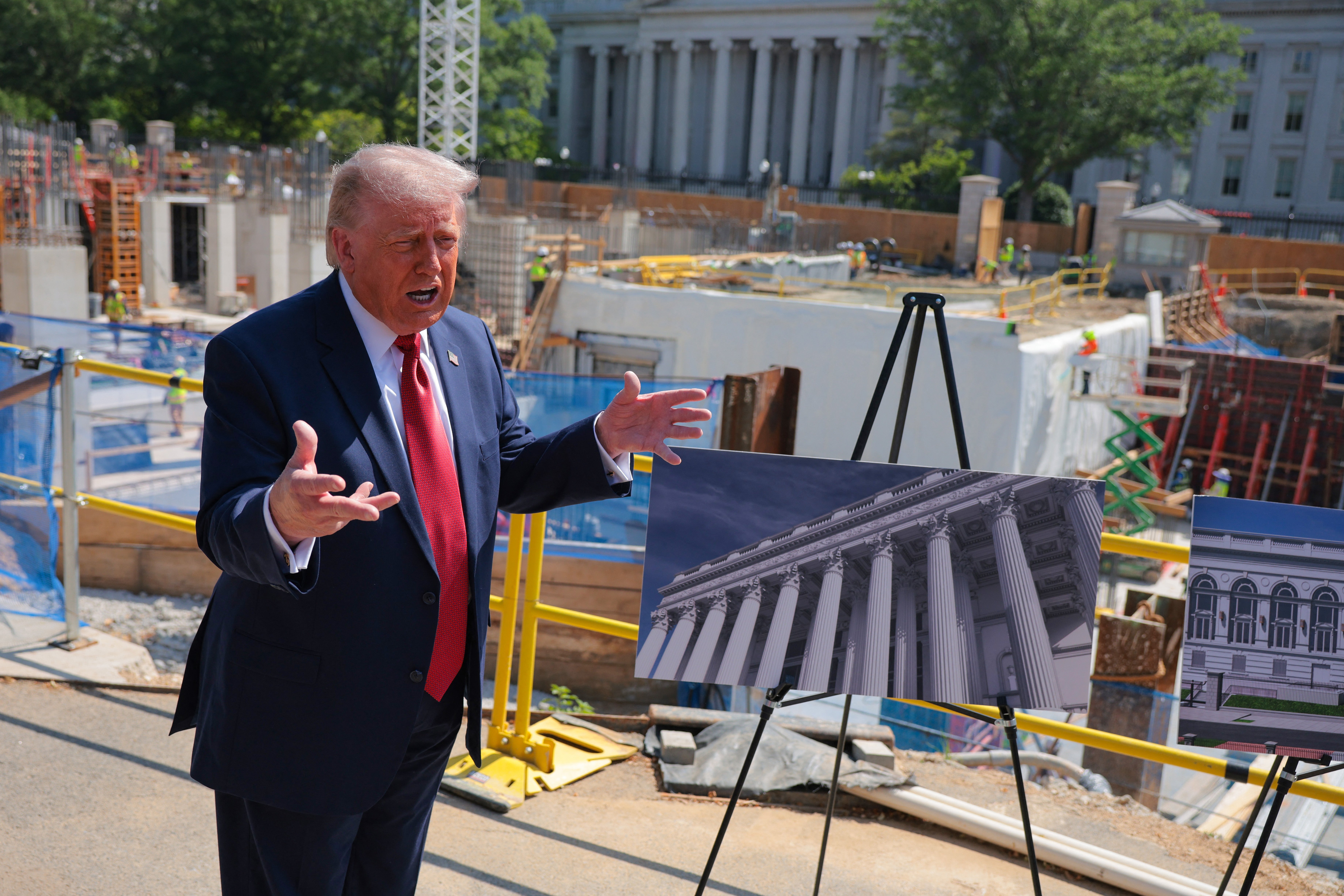 舞踏場の建設現場をバックに報道陣に説明するドナルド・トランプ米大統領（＝2026年5月19日撮影）/ CHIP SOMODEVILLA / AFP＝時事