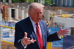 舞踏場の建設現場をバックに報道陣に説明するドナルド・トランプ米大統領(=2026年5月19日撮影)/ CHIP SOMODEVILLA / AFP=時事