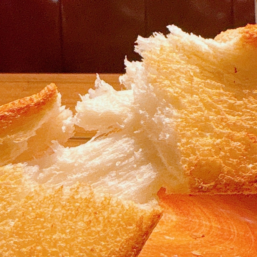びっくりドンキーの「プレーントーストセット（みそ汁orドリンク）」ふわふわの食パンの断面。