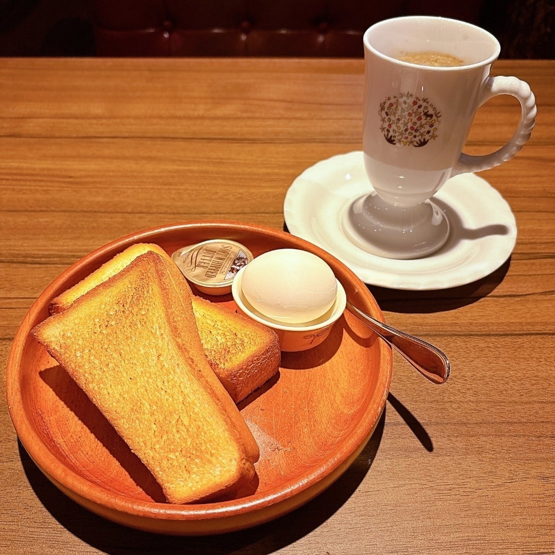 びっくりドンキーの「プレーントーストセット（みそ汁orドリンク）」トースト2枚、ゆで卵、ドリンクの朝食セット。