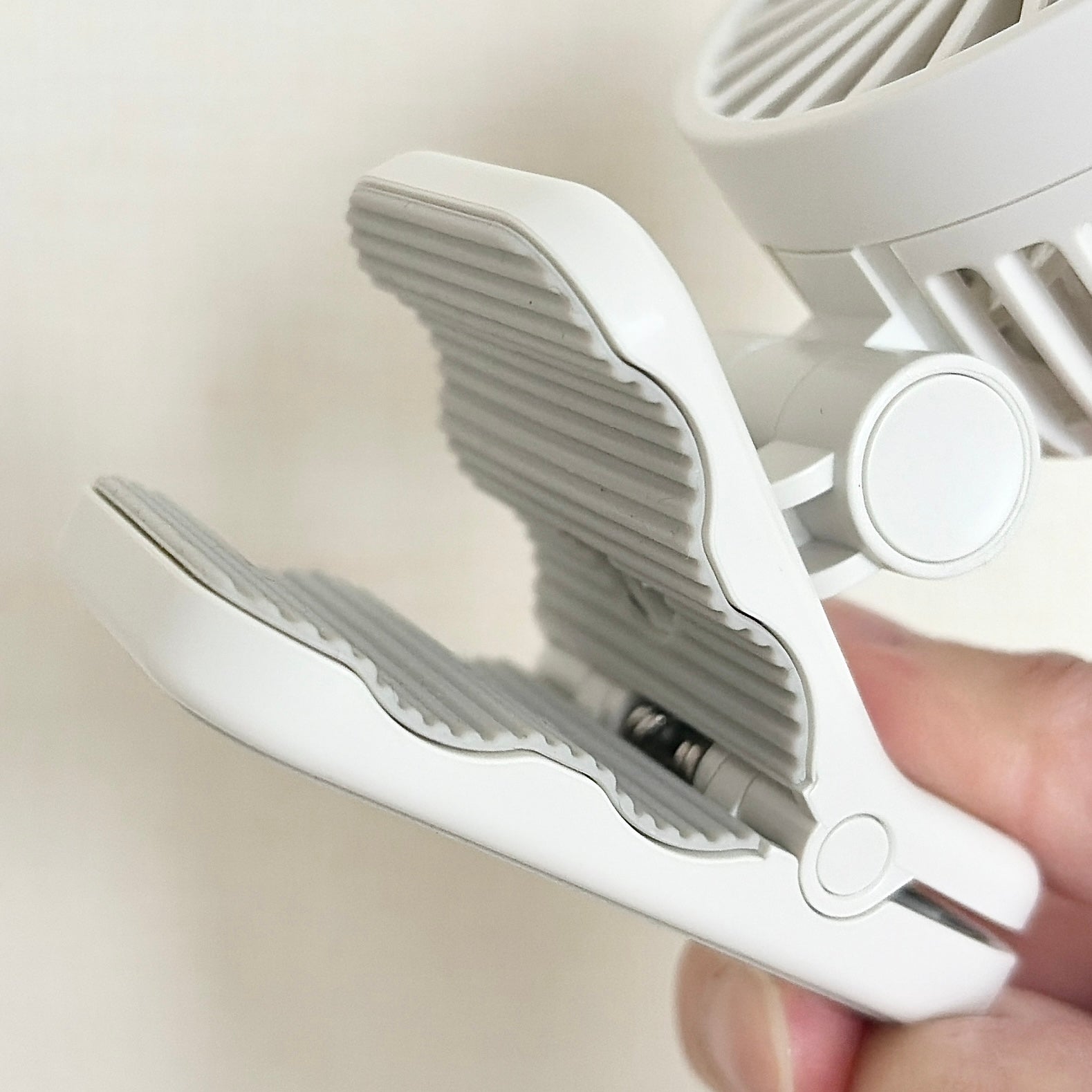 無印良品「置いても使える 充電式クリップファン ミニ」手に持った白いクリップのついた小型ファン。