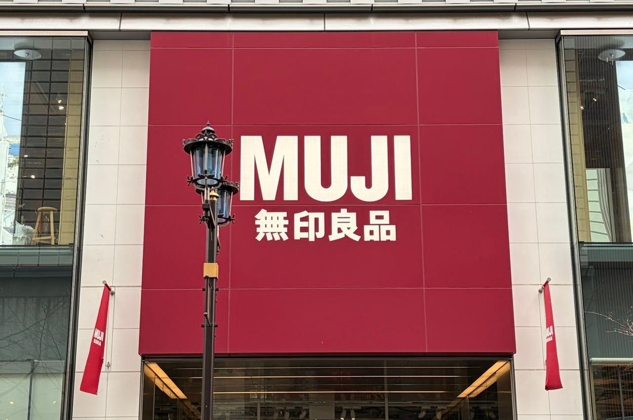 MUJIの店舗外観。看板には「無印良品」と記載され、入口には「MUJI Coffee & Bakery」と表示があります。