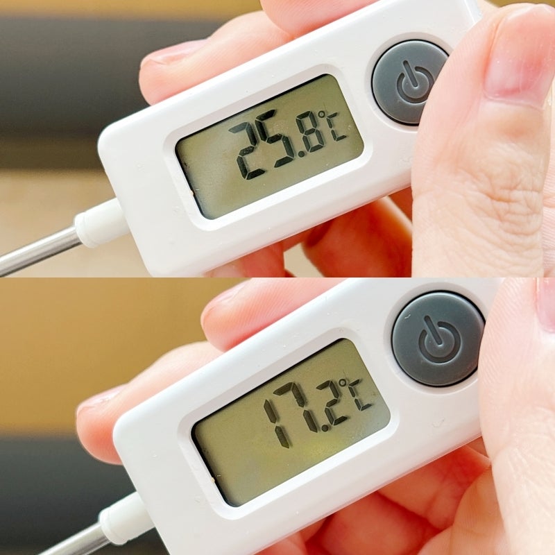 無印良品の「冷やしたまま持ち運べる ペットボトル用保冷ホルダー」上の写真は25.8℃、下の写真は17.2℃を表示している温度計。