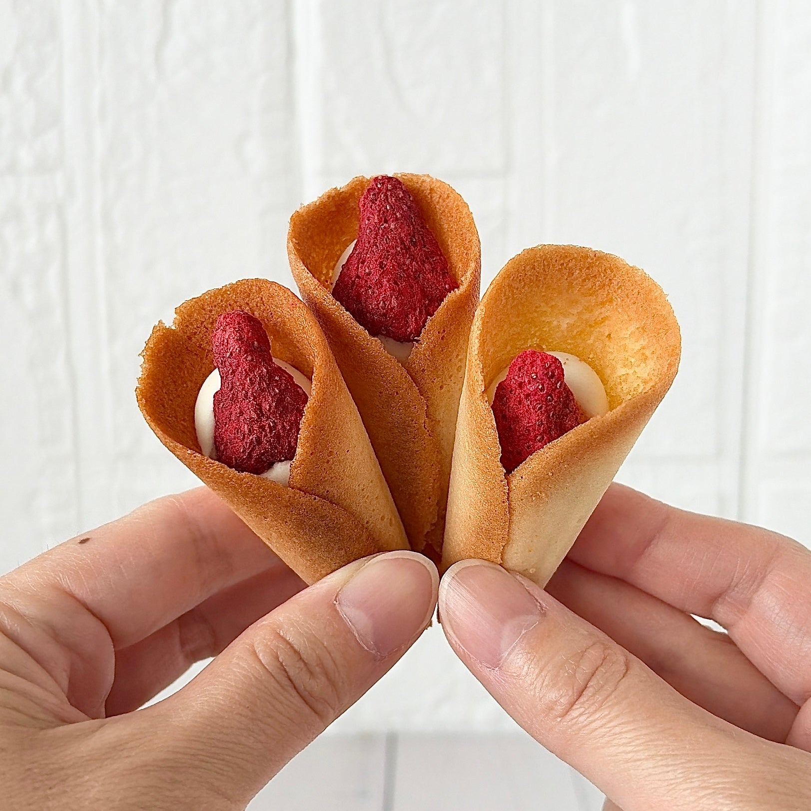 オードリー「グレイシアミルク」3つの手焼き菓子。クリームとフリーズドライのいちごが入っている。