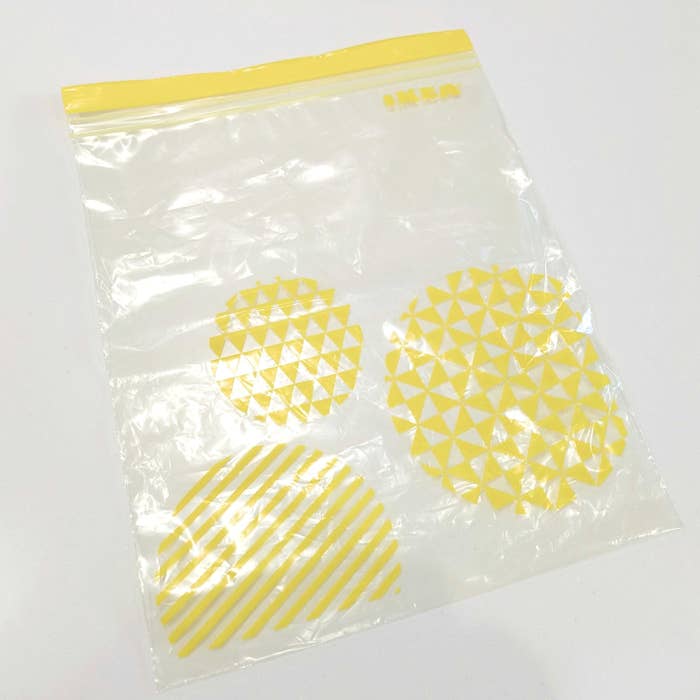 IKEAのジッパーバッグ。黄色の幾何学模様がデザインされている。