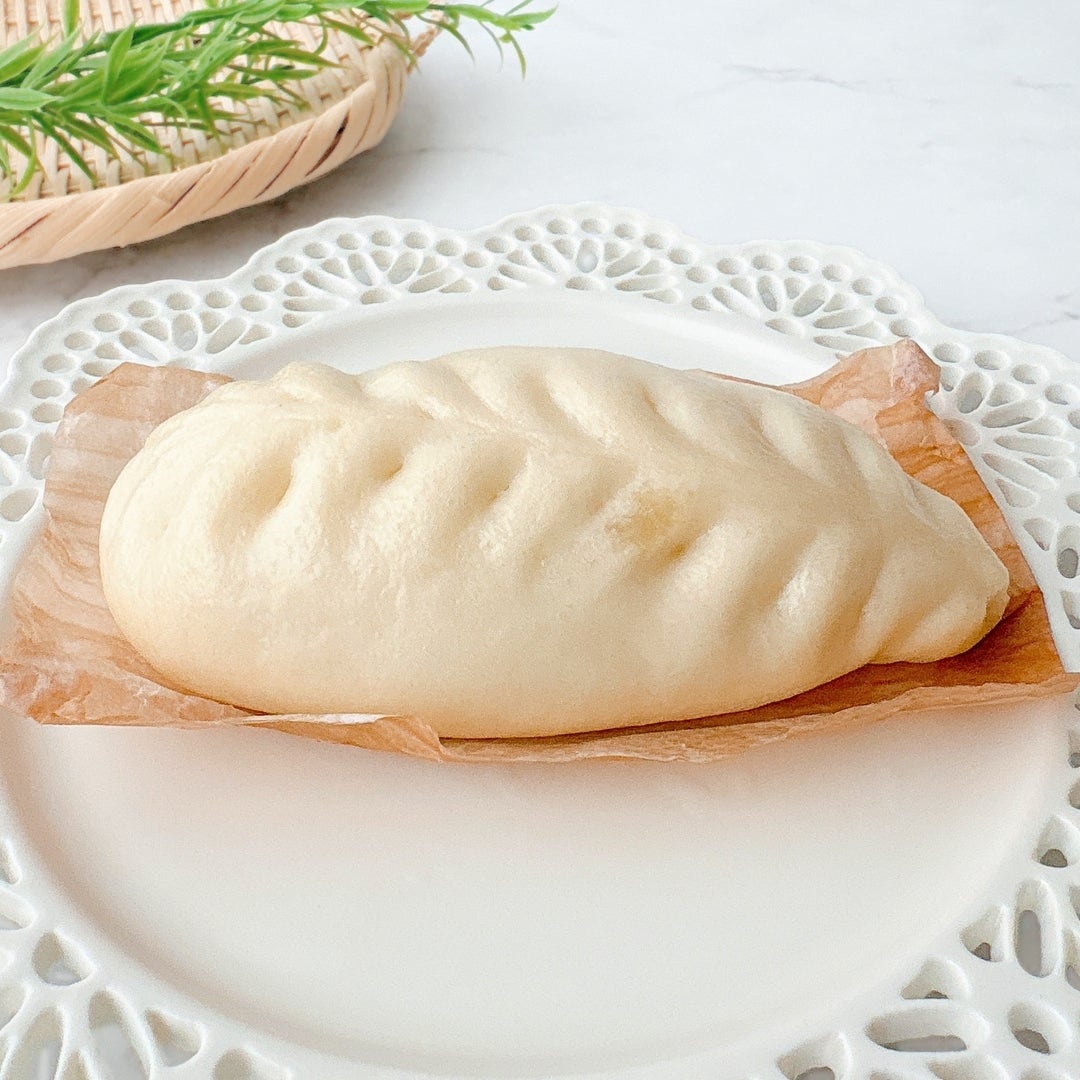 ミニストップの「餃子ドッグ」がレース模様の皿に乗っている。