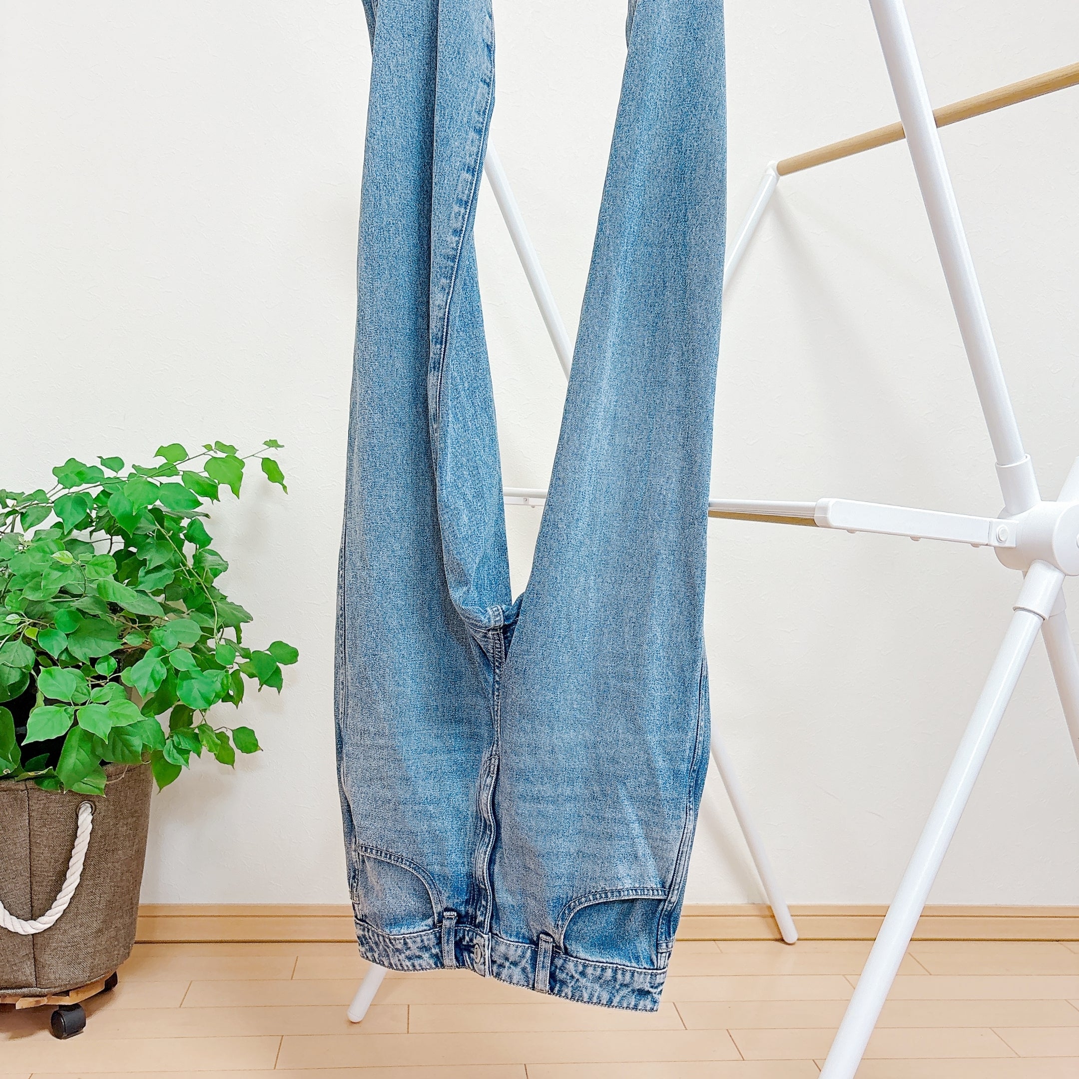 デニムパンツが逆さまに干されている様子。