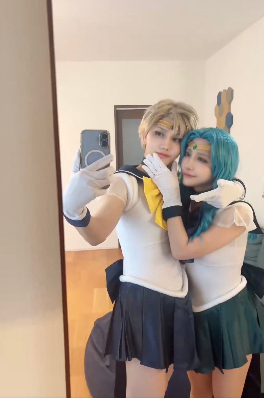 2人がセーラー服のコスプレをしている鏡の自撮り。