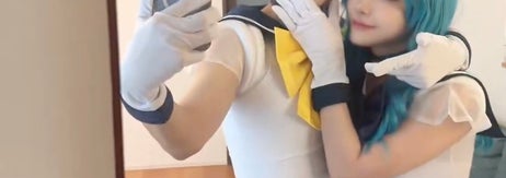 2人がセーラー服のコスプレをしている鏡の自撮り。