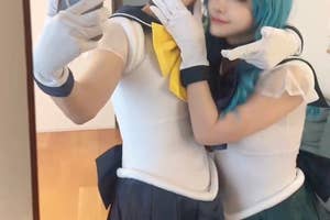 2人がセーラー服のコスプレをしている鏡の自撮り。