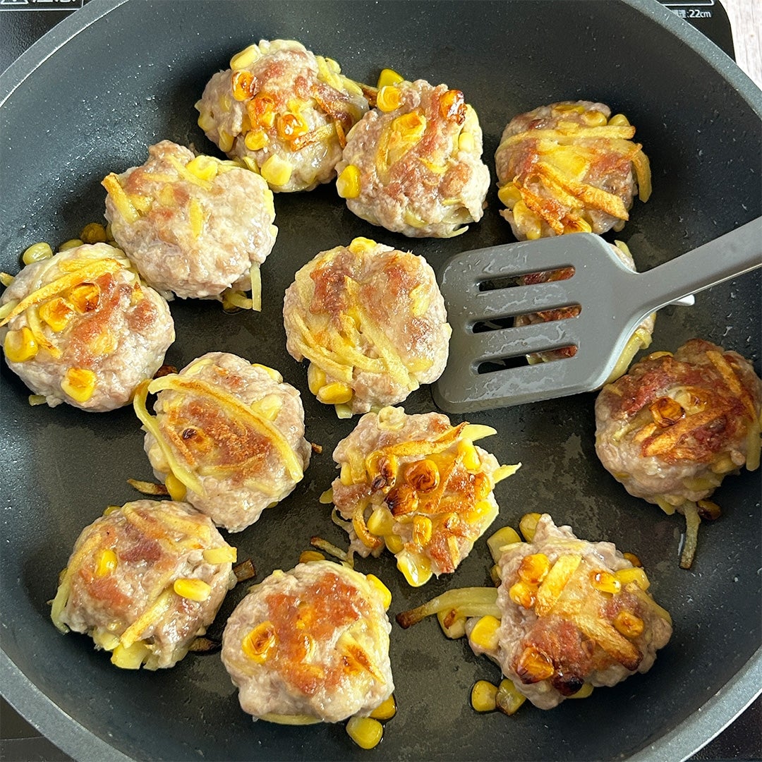 フライパンで焼かれたつくね。