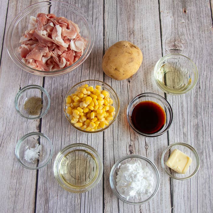 ボウルに入った肉、じゃがいも、コーン、調味料が並べられている。