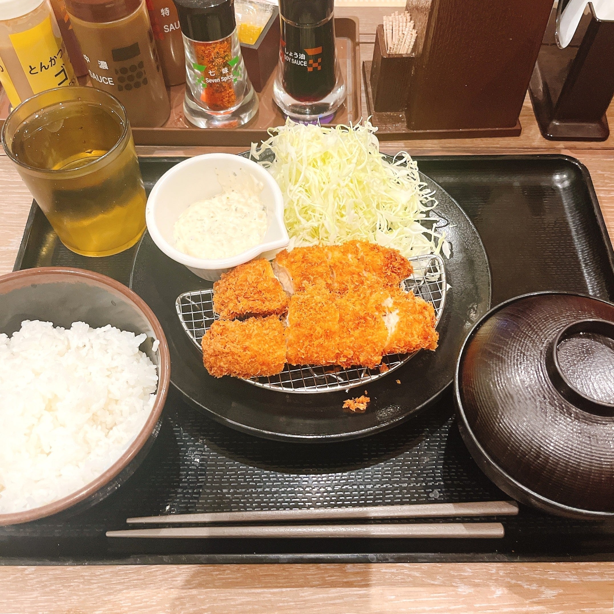松のやの「ささみかつ定食」ささみかつ定食がテーブルに置かれている様子