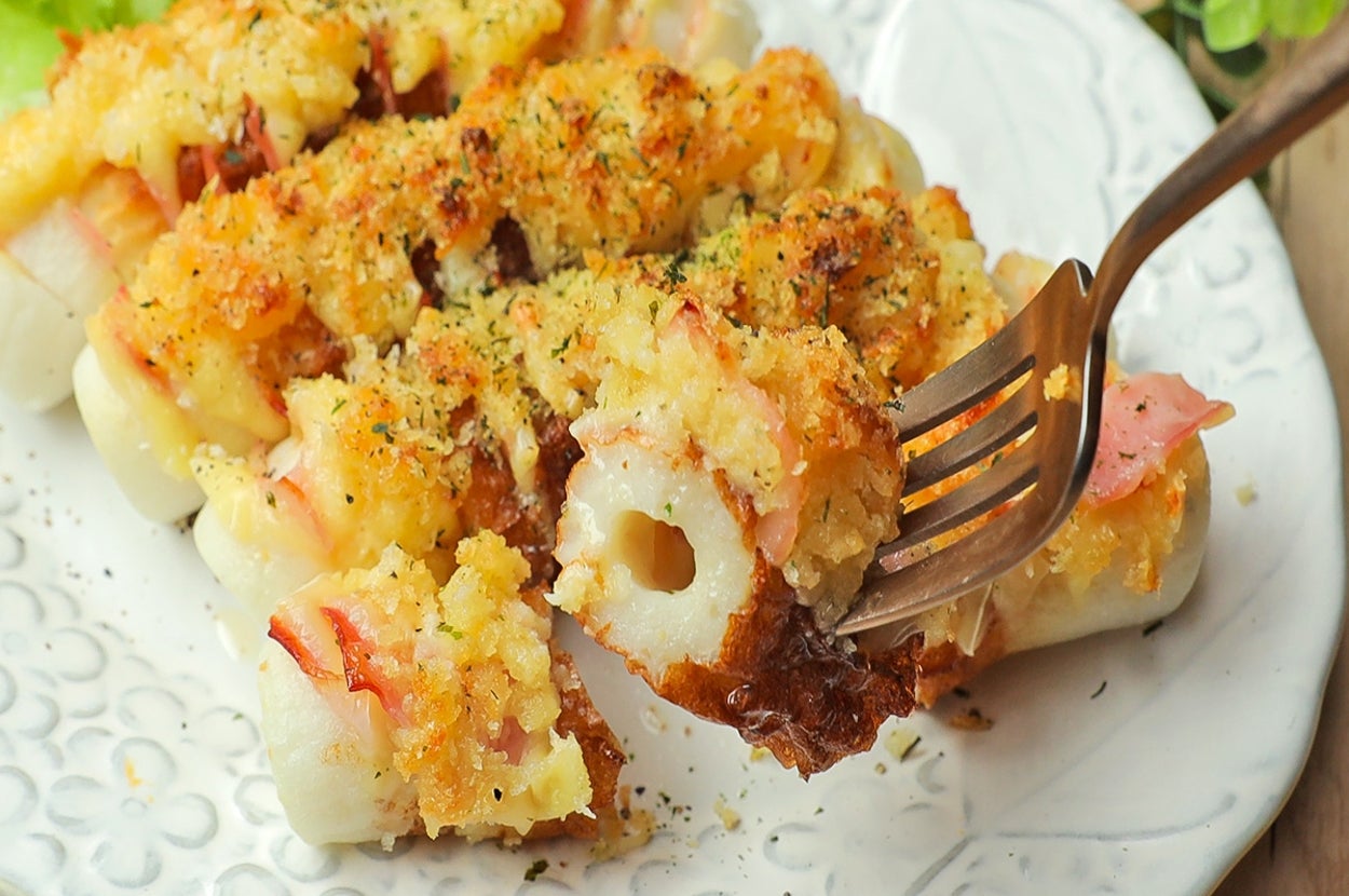 ちくわにパン粉をトッピングし、焼いた料理がフォークに刺さっている様子。