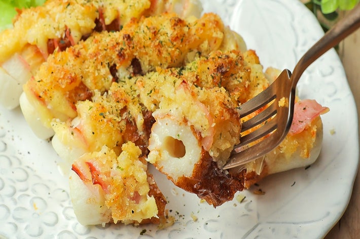 ちくわにパン粉をトッピングし、焼いた料理がフォークに刺さっている様子。